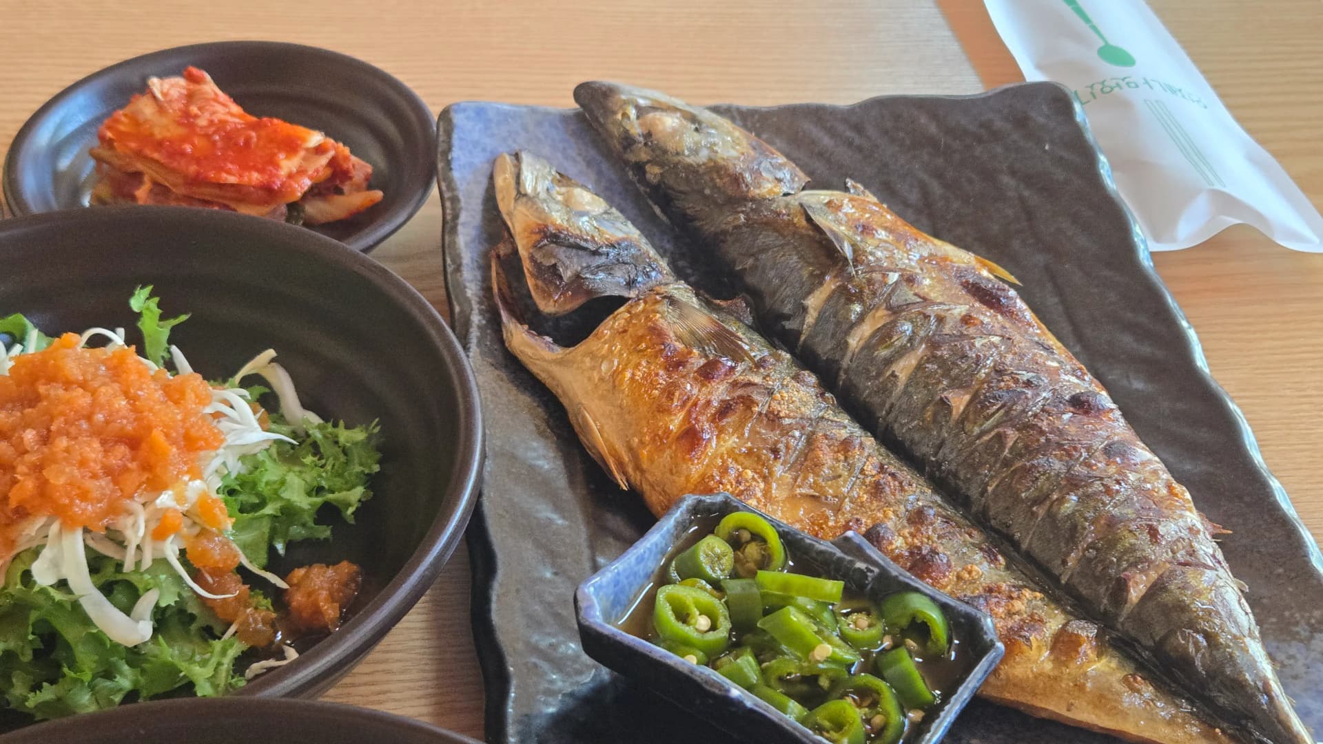 Sehemu moja ya samaki wa makrill wa kuchoma wa Gyeongchunjae – samaki mzima wa dhahabu | 하이제이에스비