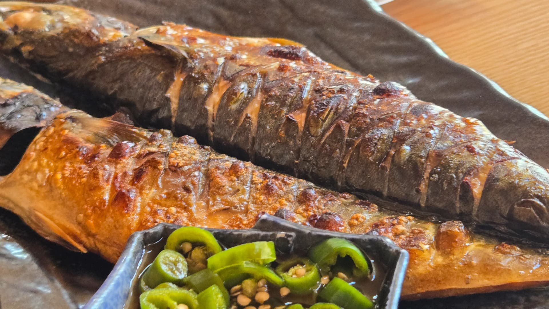 Picha ya karibu ya nyama nzito na yenye juisi ya samaki wa makrill | 하이제이에스비