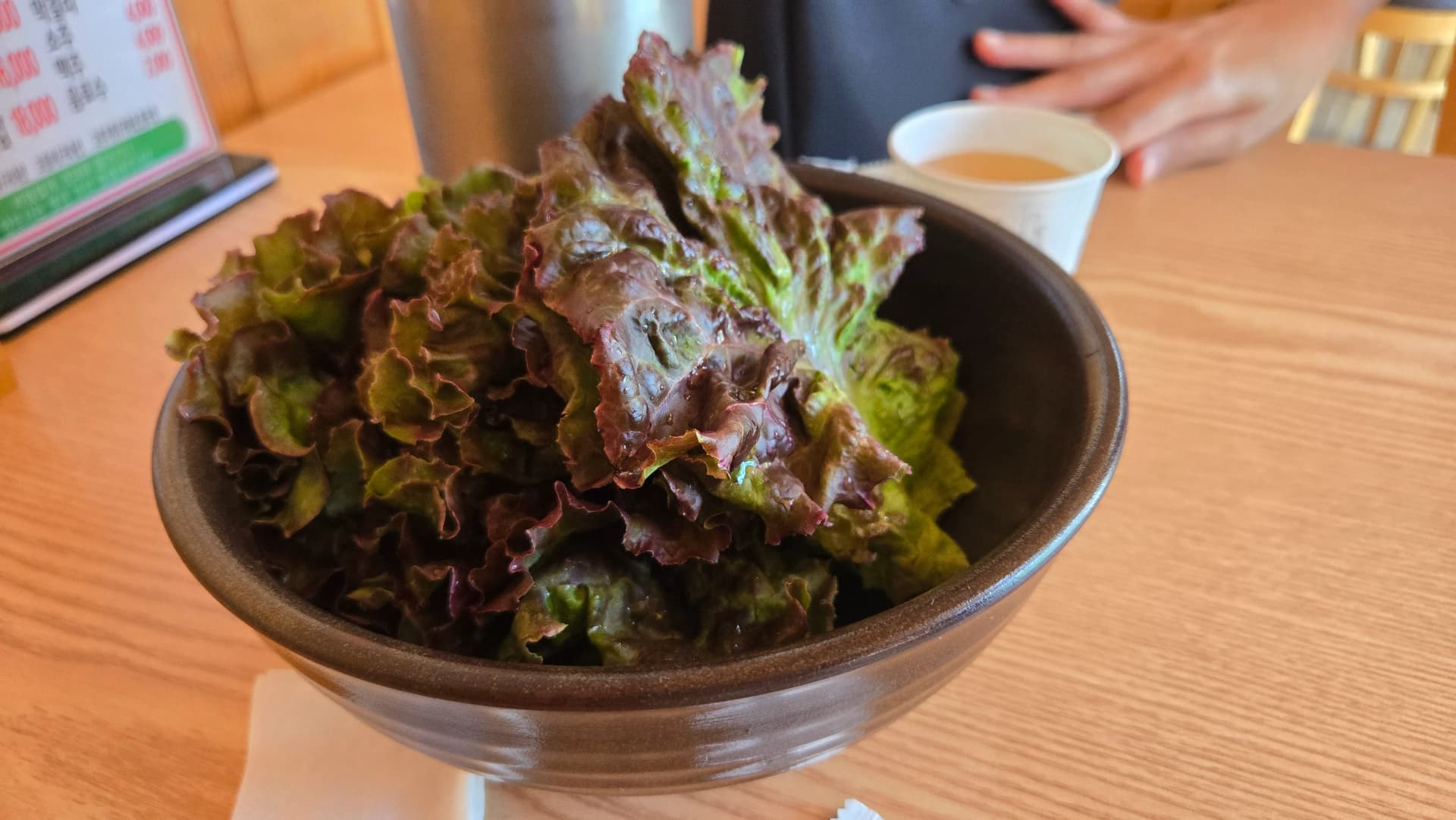 Kufunika samaki wa makrill na mchele katika jani la lettuce | 하이제이에스비