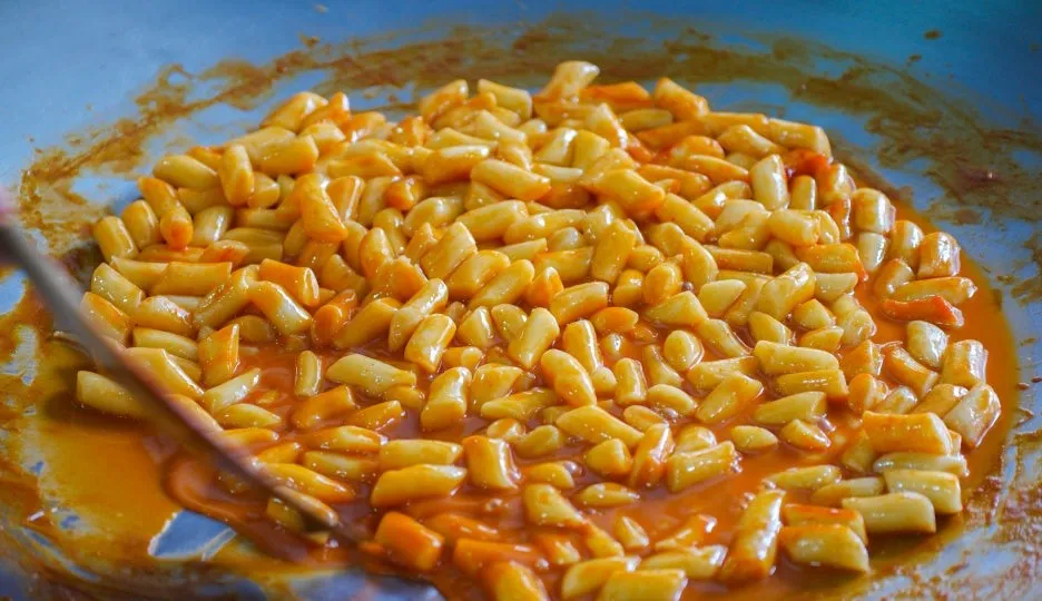 Bunsik restaurant iron plate with tteokbokki twigim and kimbap full spread | 하이제이에스비