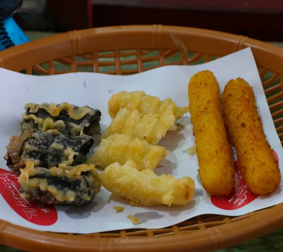 Close-up of gimmari vegetable twigim and cheese sticks in a basket | 하이제이에스비