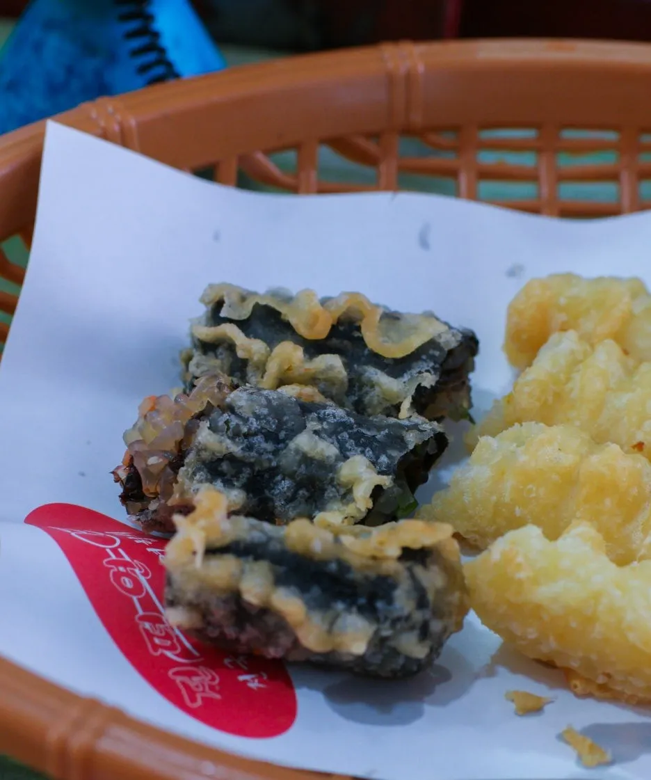 Gimmari cross-section close-up showing glass noodles packed inside seaweed | 하이제이에스비