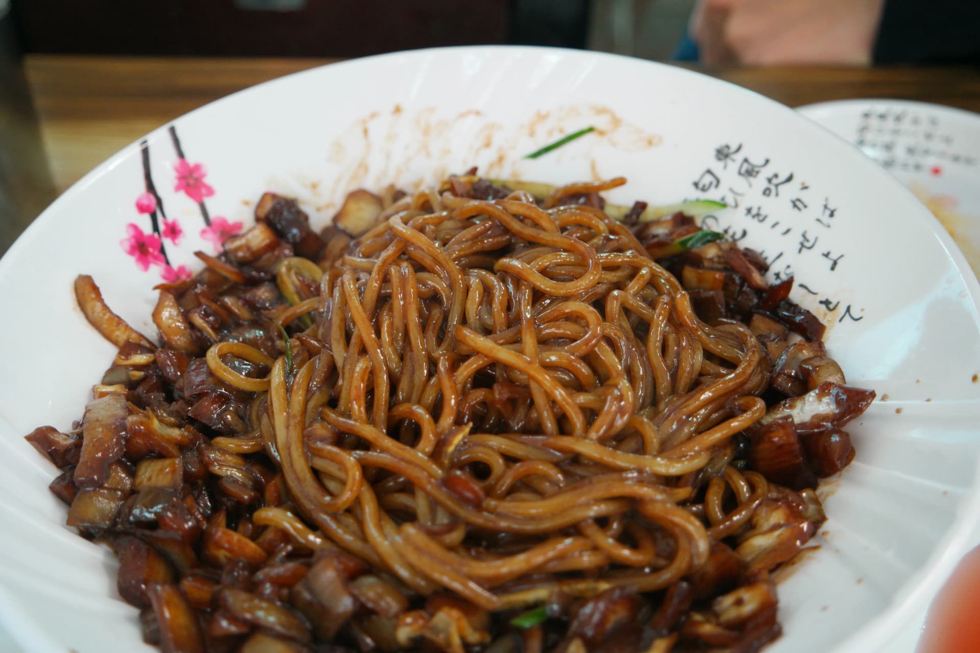 짜장면을 비빈 후 면 전체가 춘장빛으로 물든 모습, 소스가 면 한 올 한 올에 골고루 코팅된 상태 | 하이제이에스비