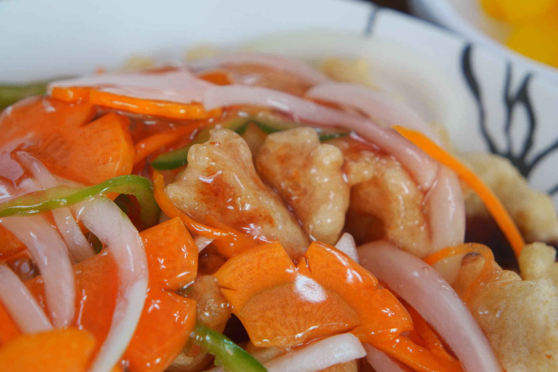 탕수육 위에 소스가 부어진 모습, 당근 청피망 양파가 주황빛 소스에 젖어 윤기가 흐르는 상태 | 하이제이에스비