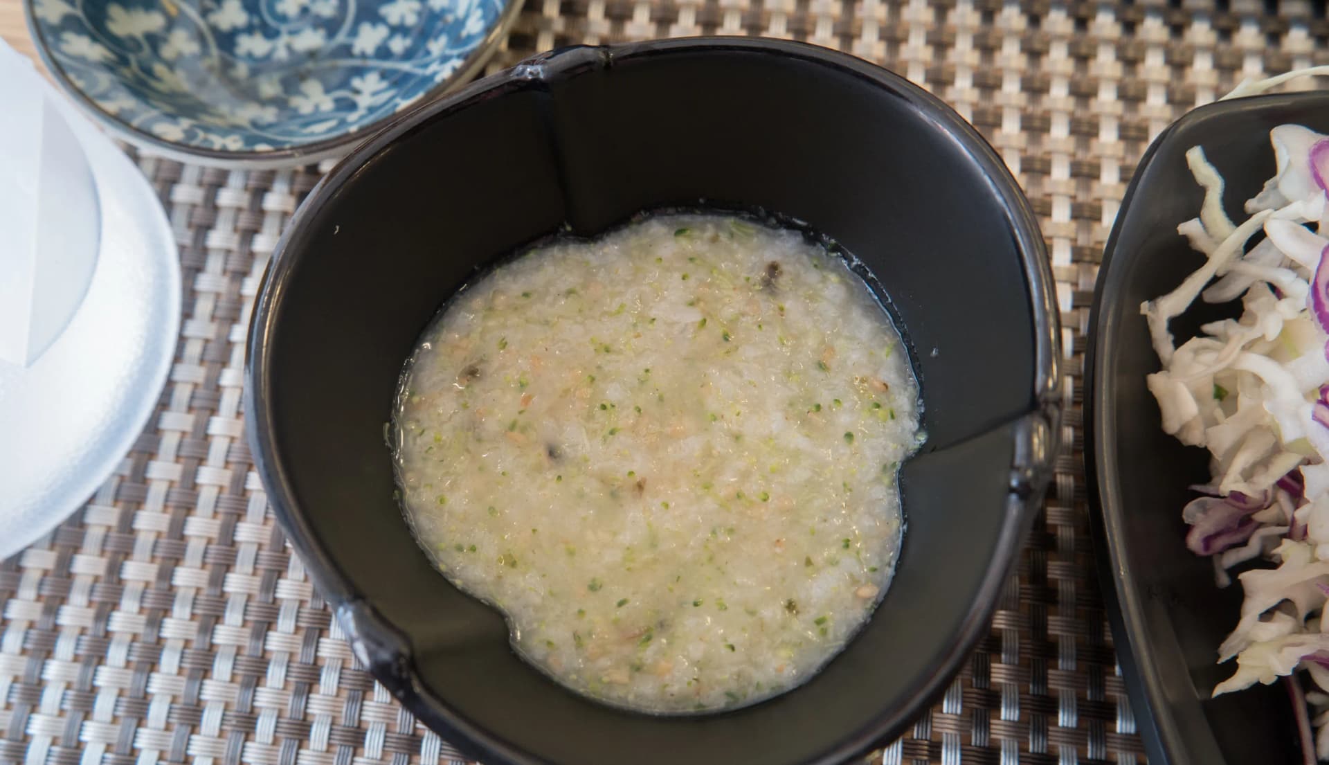 한국 초밥 세트에 포함된 전복죽 한 그릇 | 하이제이에스비