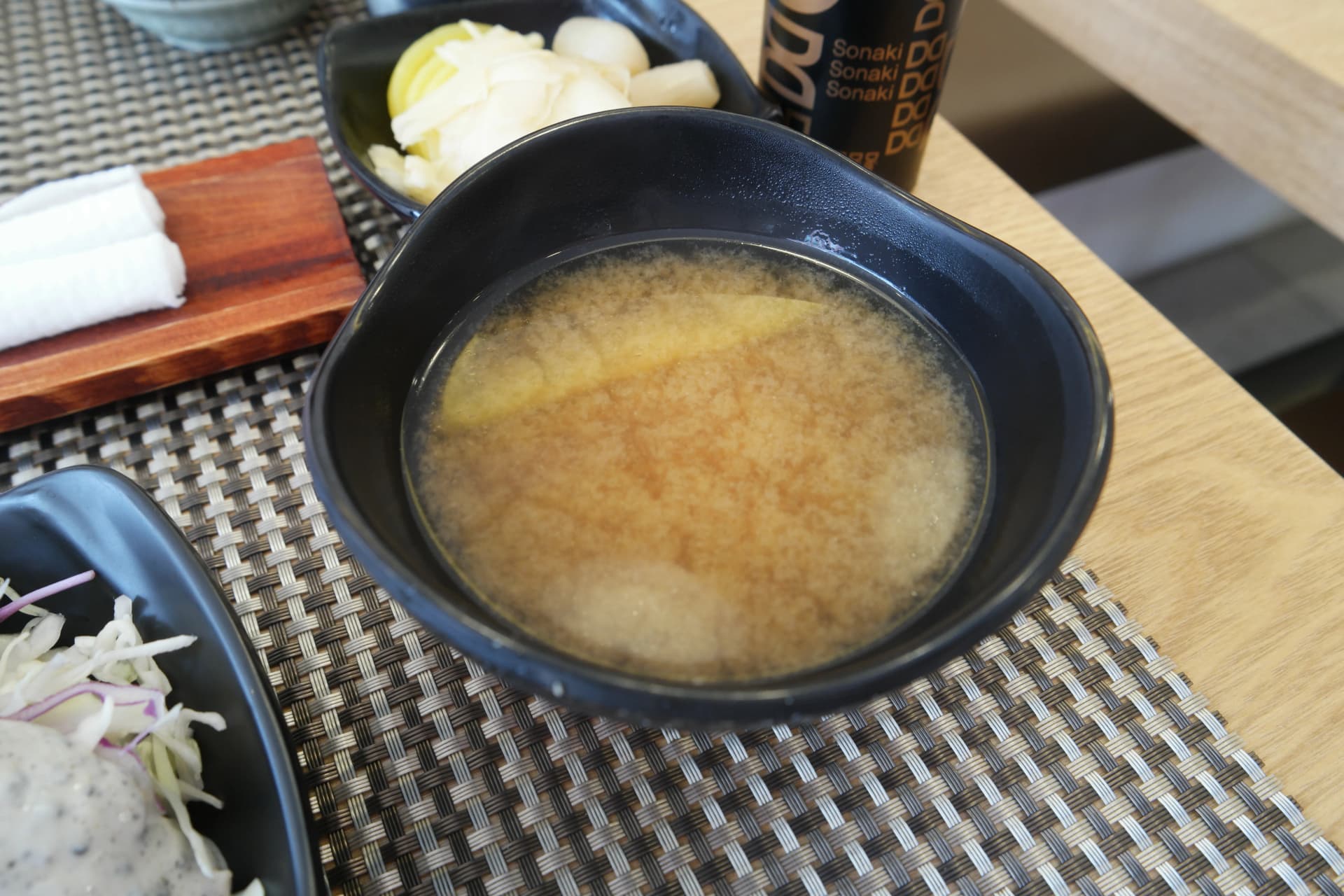 한국 초밥 세트에 포함된 일본식 된장국 미소시루 한 그릇 | 하이제이에스비