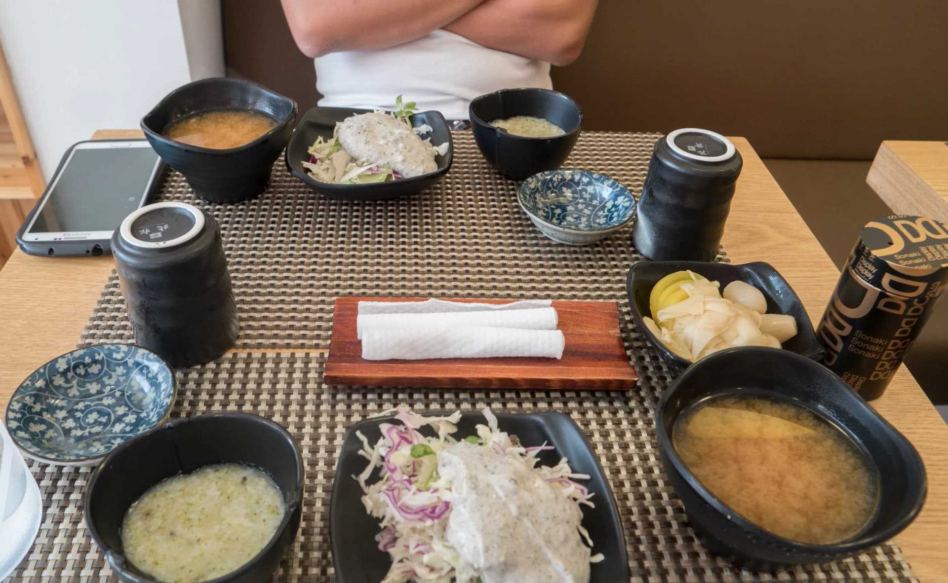 한국 초밥 세트 전문점 2인 테이블 세팅 전체 모습 - 물수건, 샐러드, 전복죽, 미소시루, 가리가 놓여 있는 모습 | 하이제이에스비