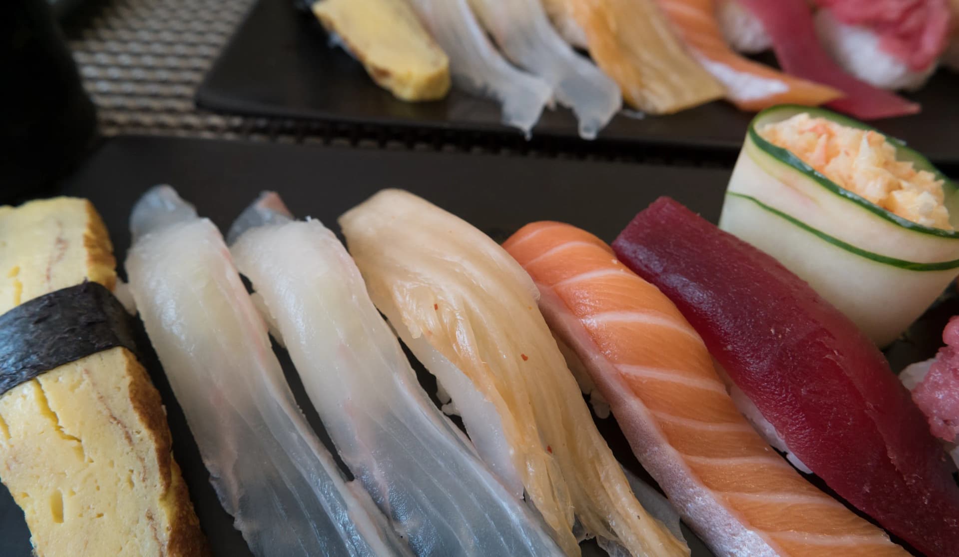 한국 초밥 세트 왼쪽 클로즈업 - 계란초밥, 광어, 연어, 참치, 오이롤 등 다양한 초밥 | 하이제이에스비