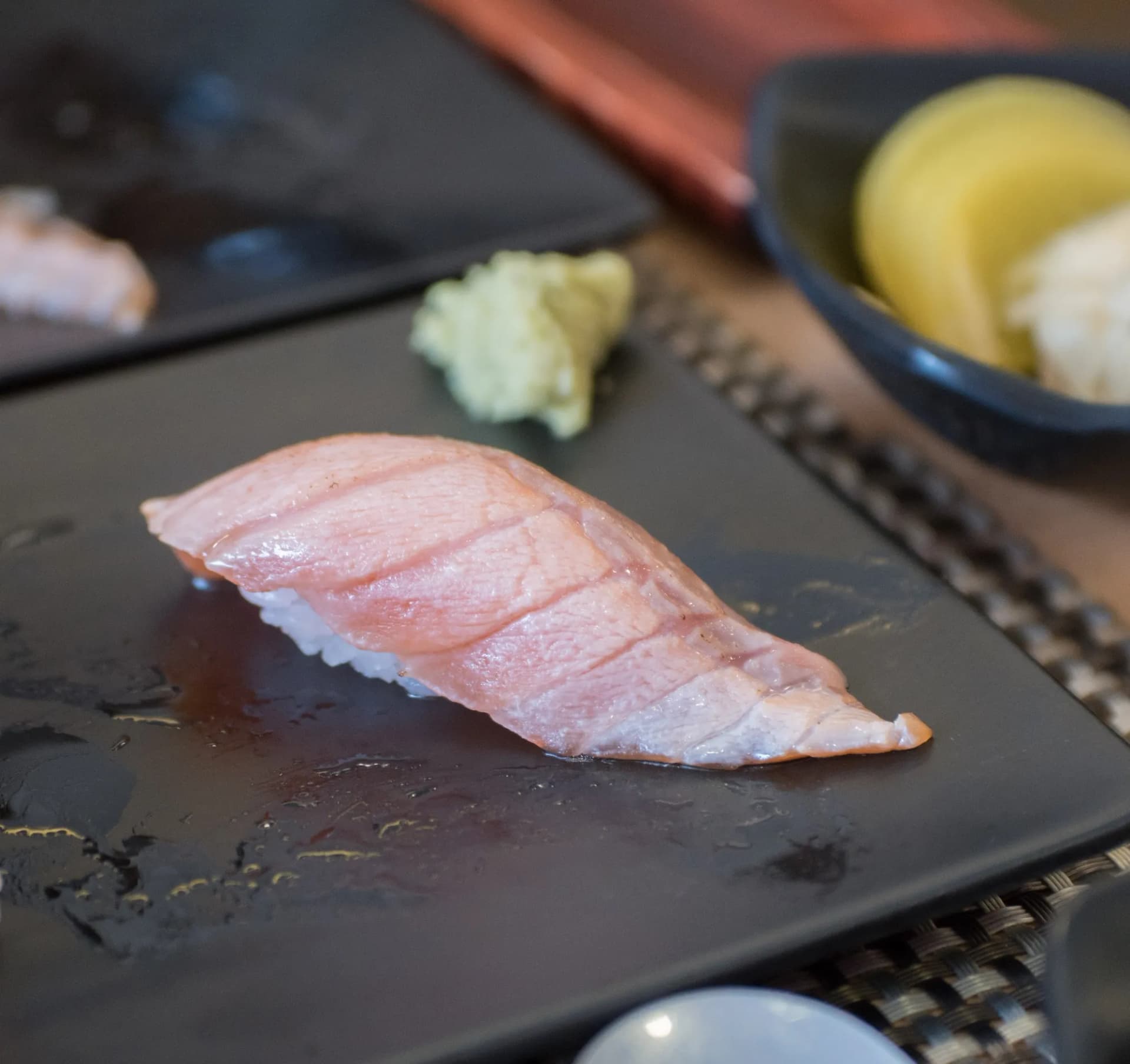 한국 초밥집의 한우 소고기 초밥 클로즈업 - 토치로 살짝 그을린 한우가 밥 위에 올려진 모습 | 하이제이에스비