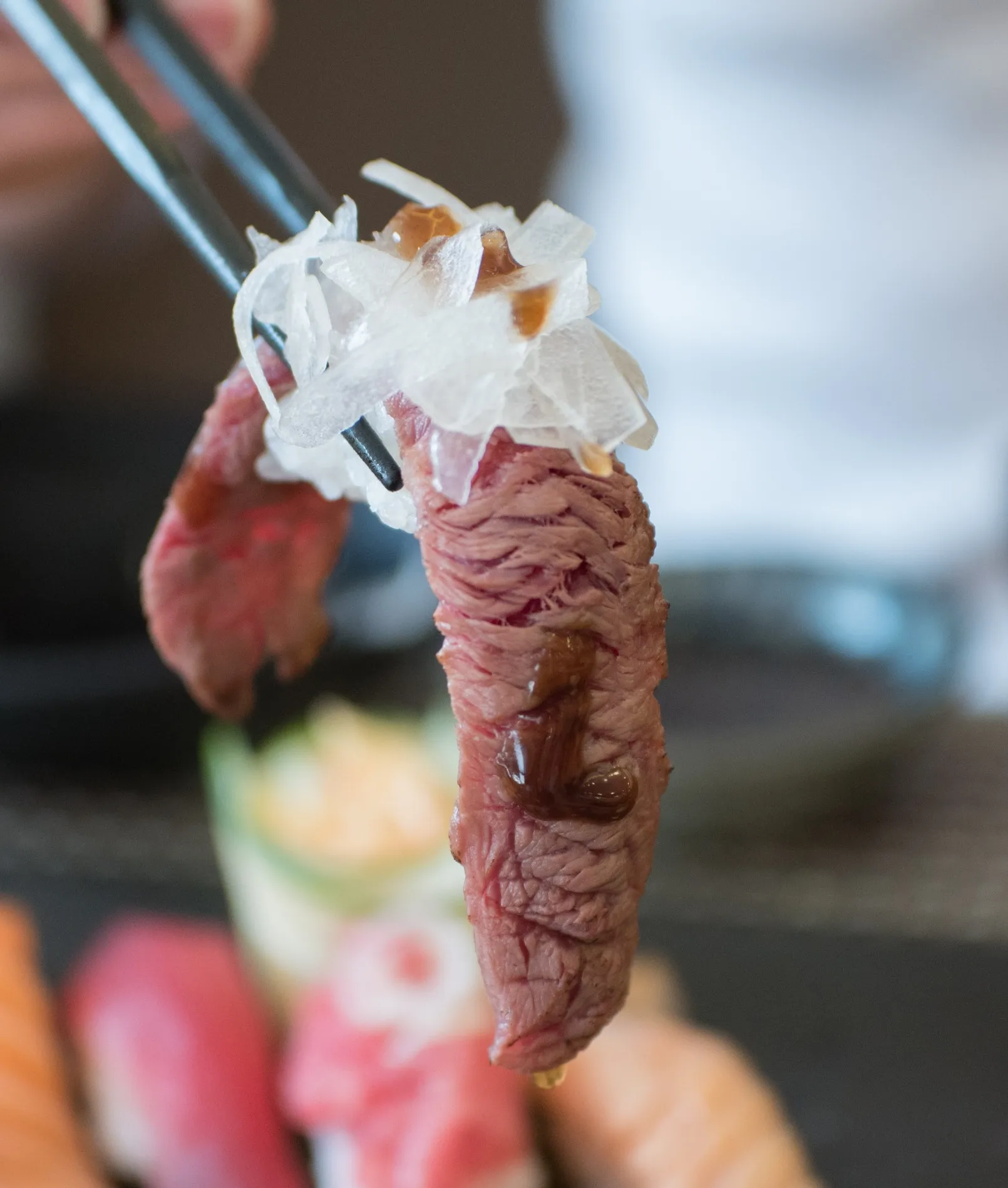 한국 초밥집 소고기 다른 부위 초밥 클로즈업 - 고기가 밥보다 크게 양옆으로 늘어진 모습 | 하이제이에스비