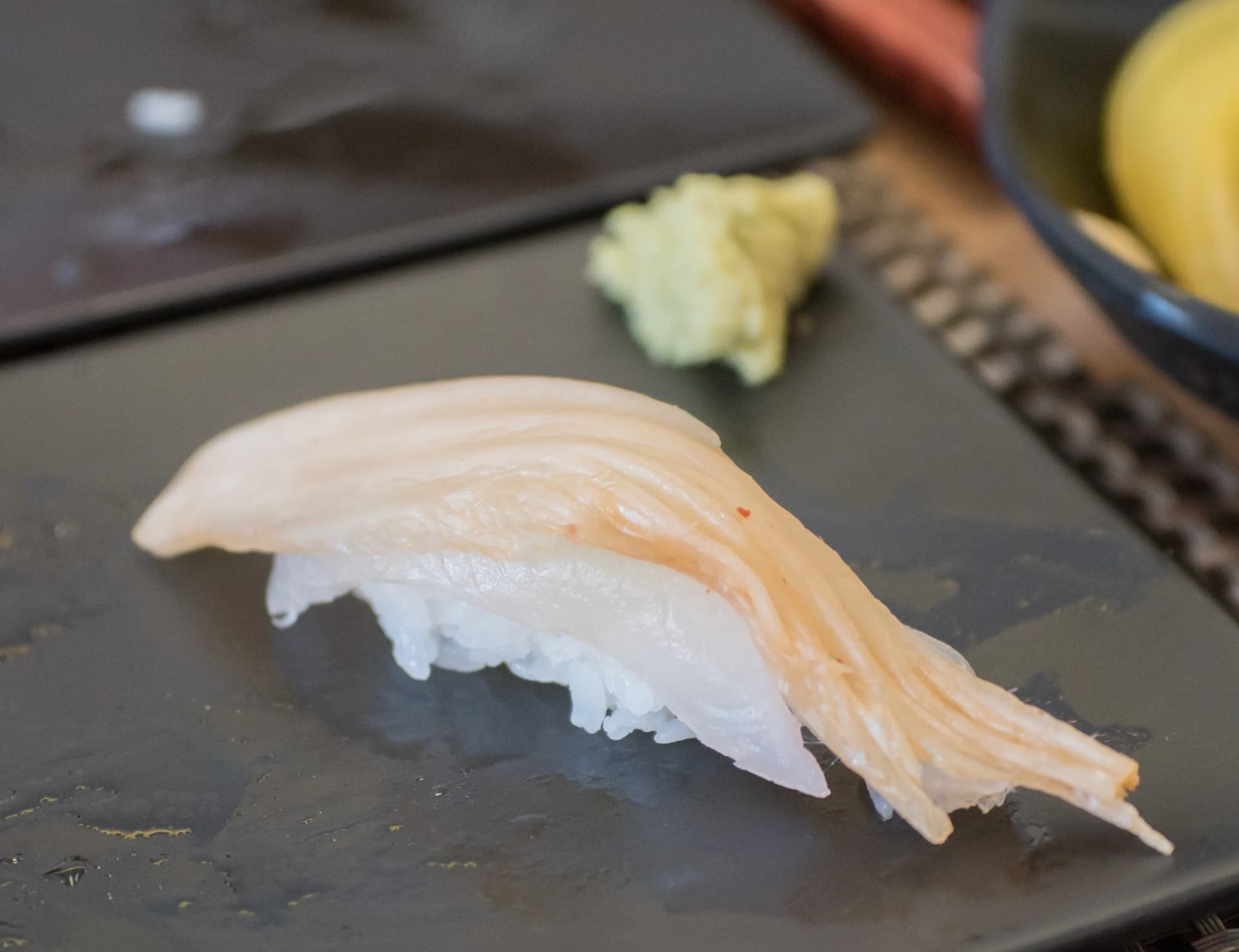 한국 초밥집에서만 볼 수 있는 백김치 초밥 클로즈업 - 하얀 백김치가 밥 위에 올려진 모습 | 하이제이에스비