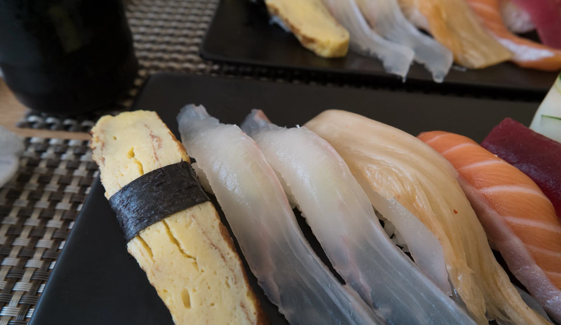 한국 초밥 세트 전체 구성을 위에서 내려다본 모습 - 다양한 종류의 초밥이 한 접시에 담긴 앵글 | 하이제이에스비