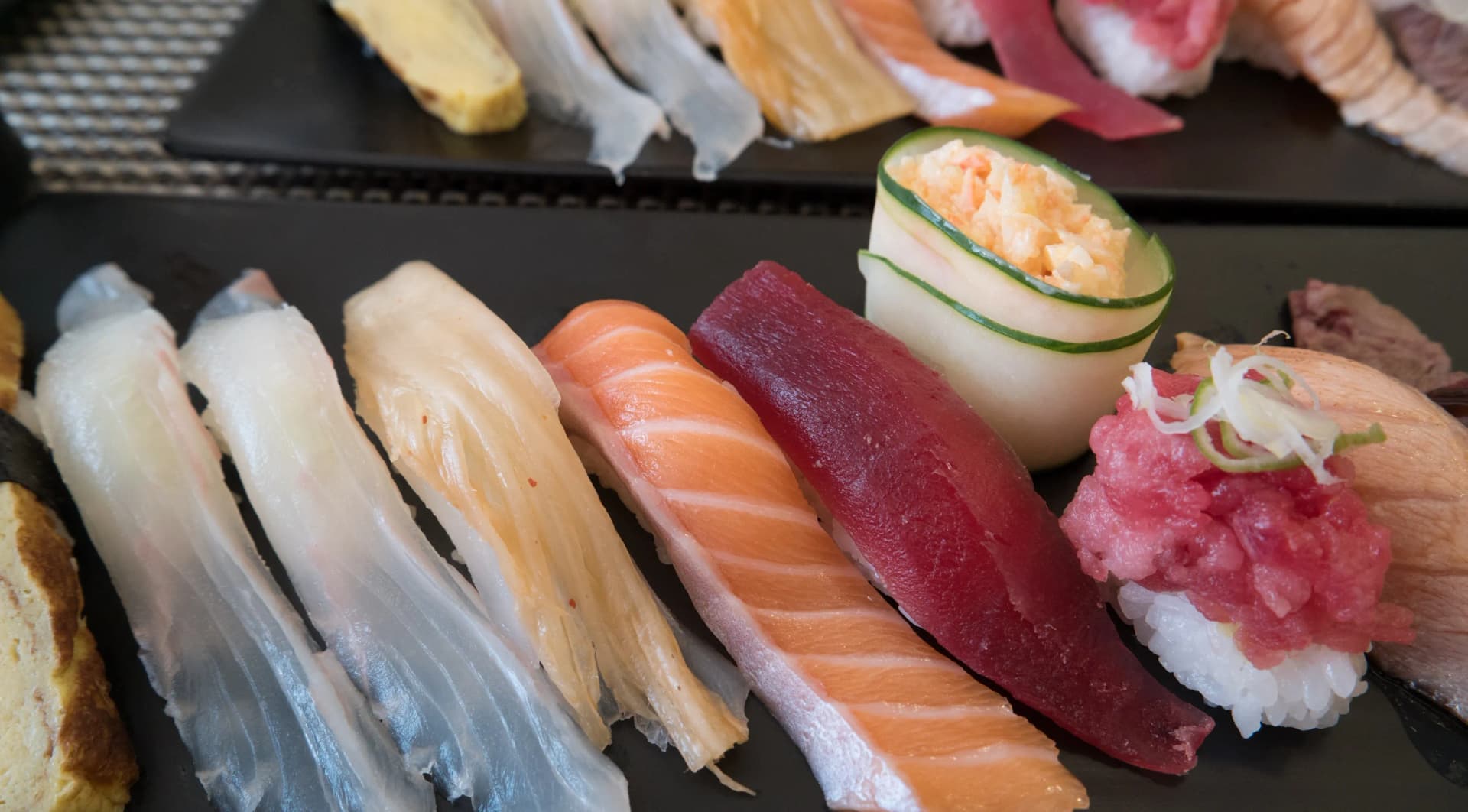 한국 초밥 세트 전체 구성 다른 앵글 - 초밥과 사이드 메뉴가 함께 놓인 테이블 | 하이제이에스비