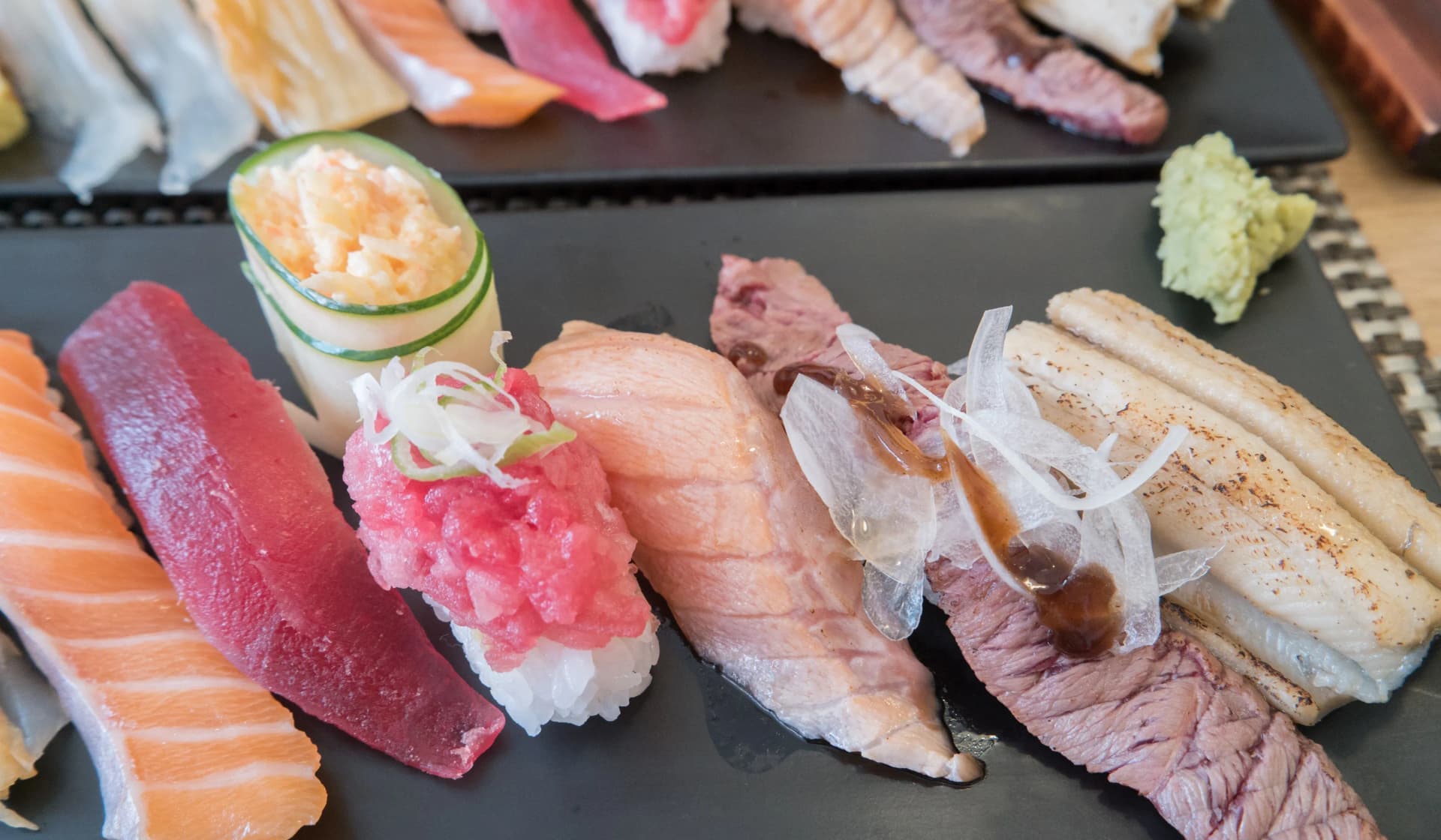 한국 초밥 세트 클로즈업 앵글 - 연어, 참치, 소고기, 장어 초밥이 보이는 모습 | 하이제이에스비