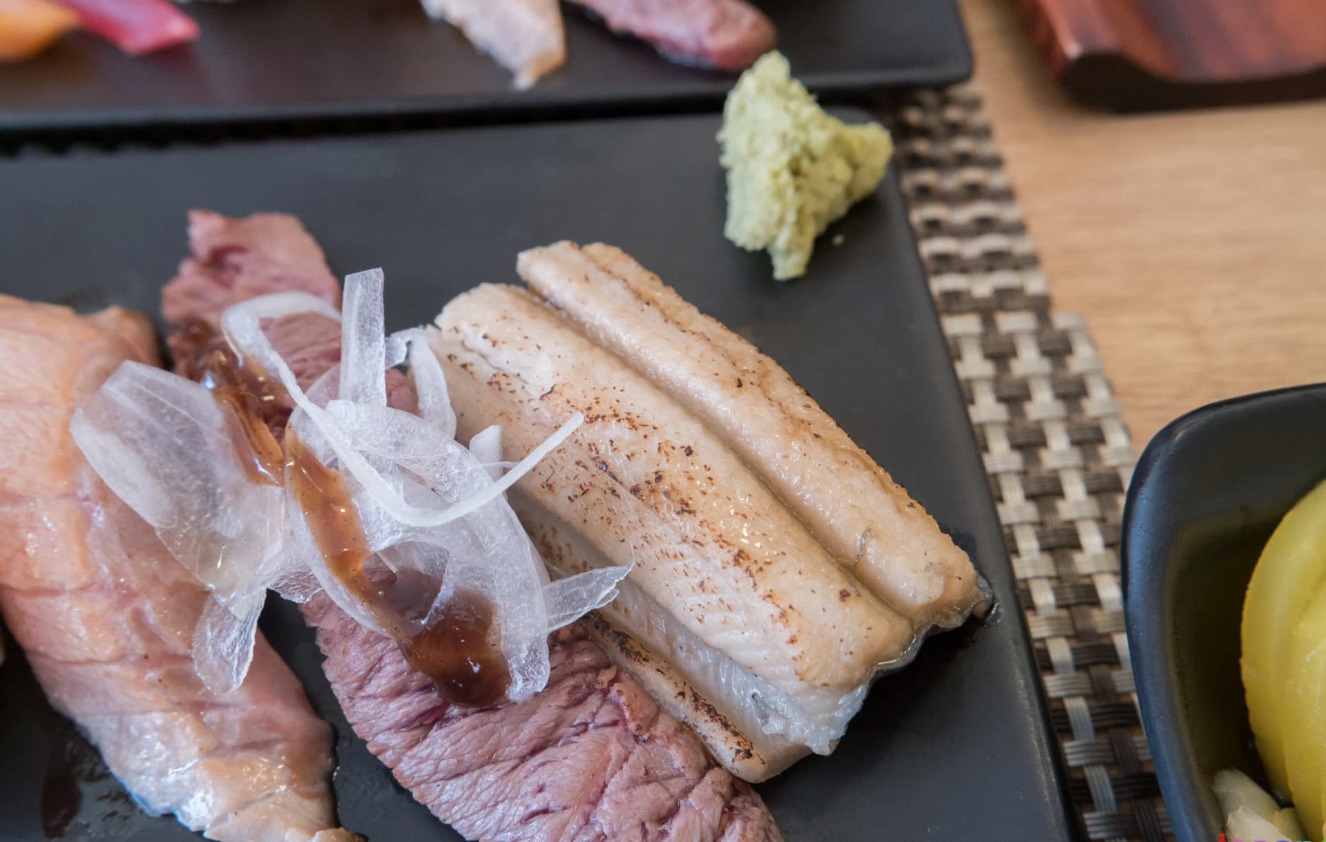 한국 초밥 세트 측면 앵글 - 초밥의 생선과 밥 비율이 보이는 모습 | 하이제이에스비