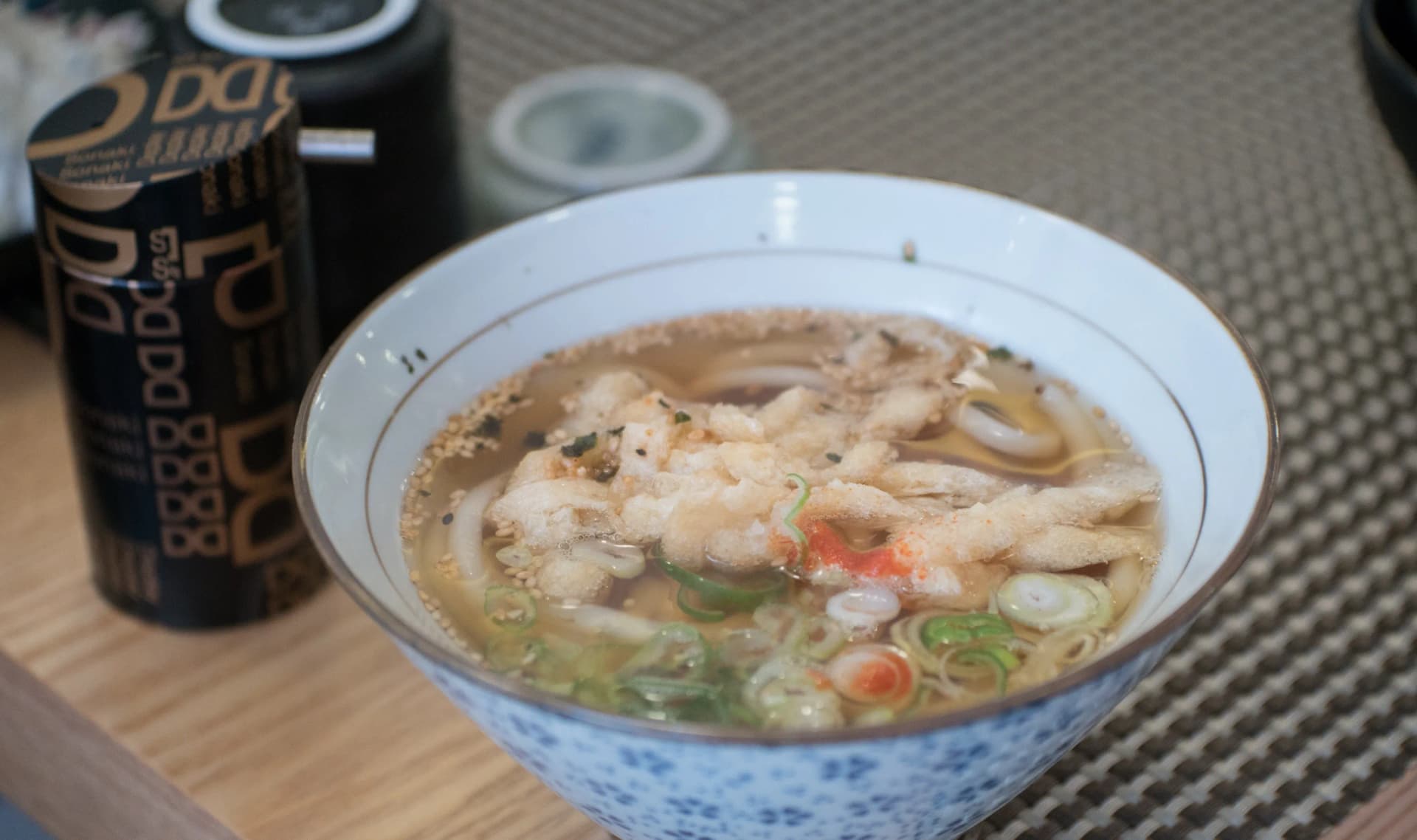 한국 초밥 세트에 포함된 미니 우동 - 튀김이 올라간 우동 한 그릇 | 하이제이에스비