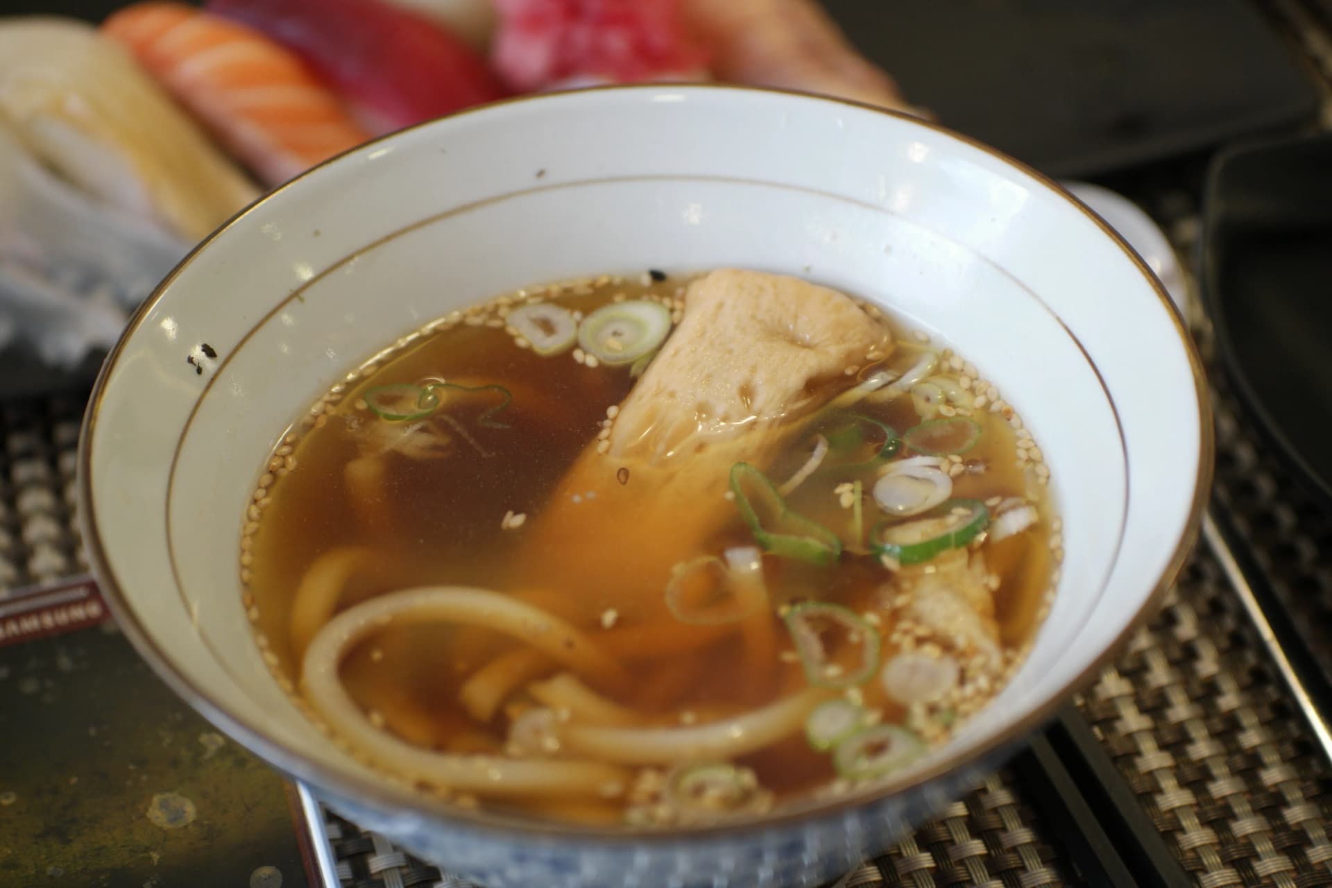 한국 초밥 세트에 포함된 미니 우동 - 유부가 들어간 우동 한 그릇 | 하이제이에스비