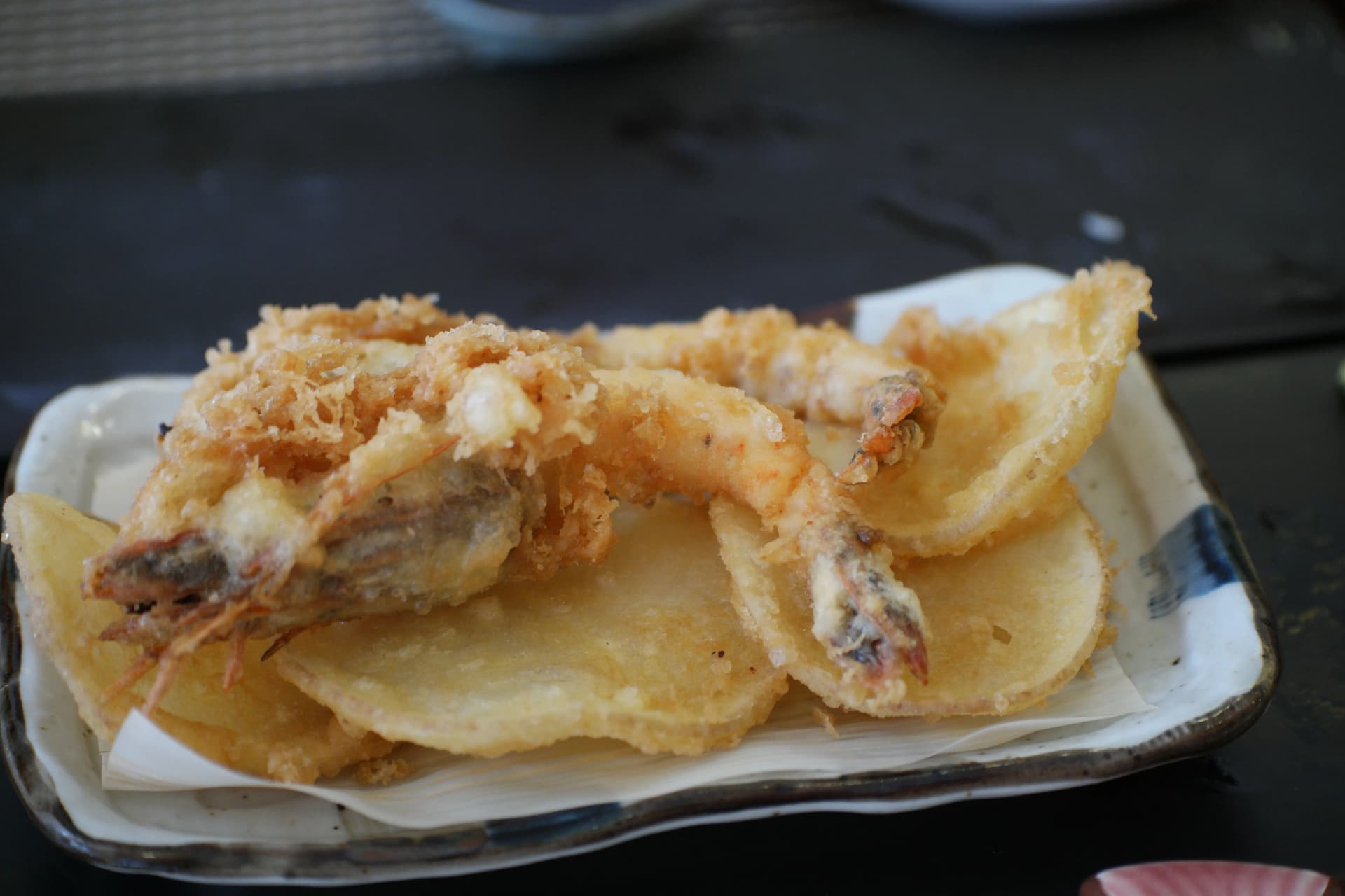 한국 초밥 세트에 포함된 튀김 모듬 - 새우튀김, 고구마튀김, 생선튀김이 한 접시에 담긴 모습 | 하이제이에스비