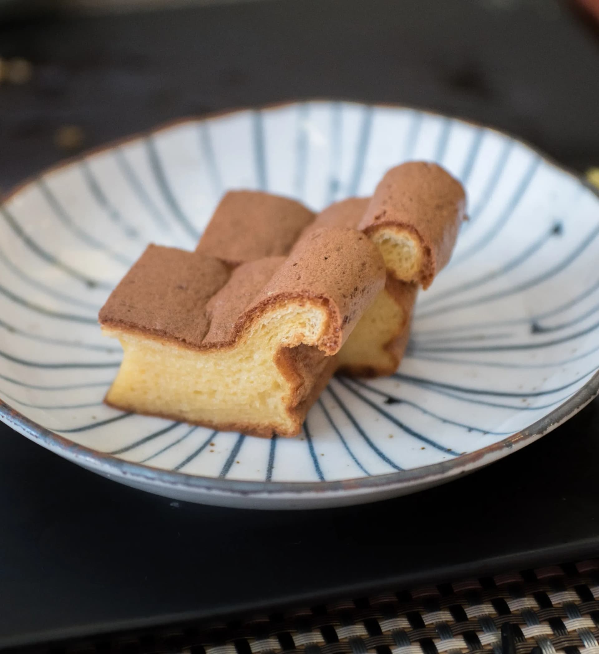 한국 초밥 세트의 디저트로 나온 일본식 카스테라 - 겉은 갈색, 속은 노란색의 폭신한 카스테라가 접시 위에 놓인 모습 | 하이제이에스비