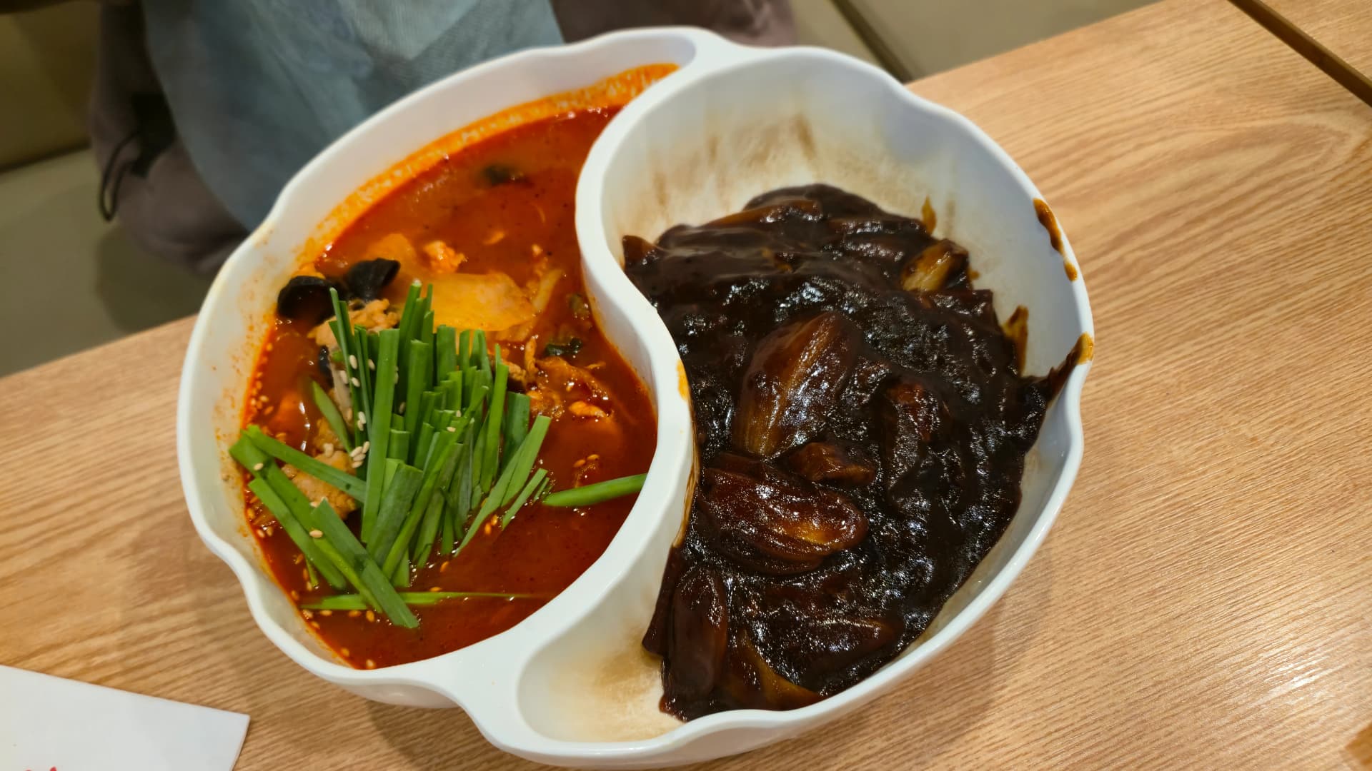 짬뽕지존 짬짜면 전체 모습, 왼쪽에 빨간 짬뽕 국물과 오른쪽에 검은 짜장 소스가 반반으로 나뉘어 있다