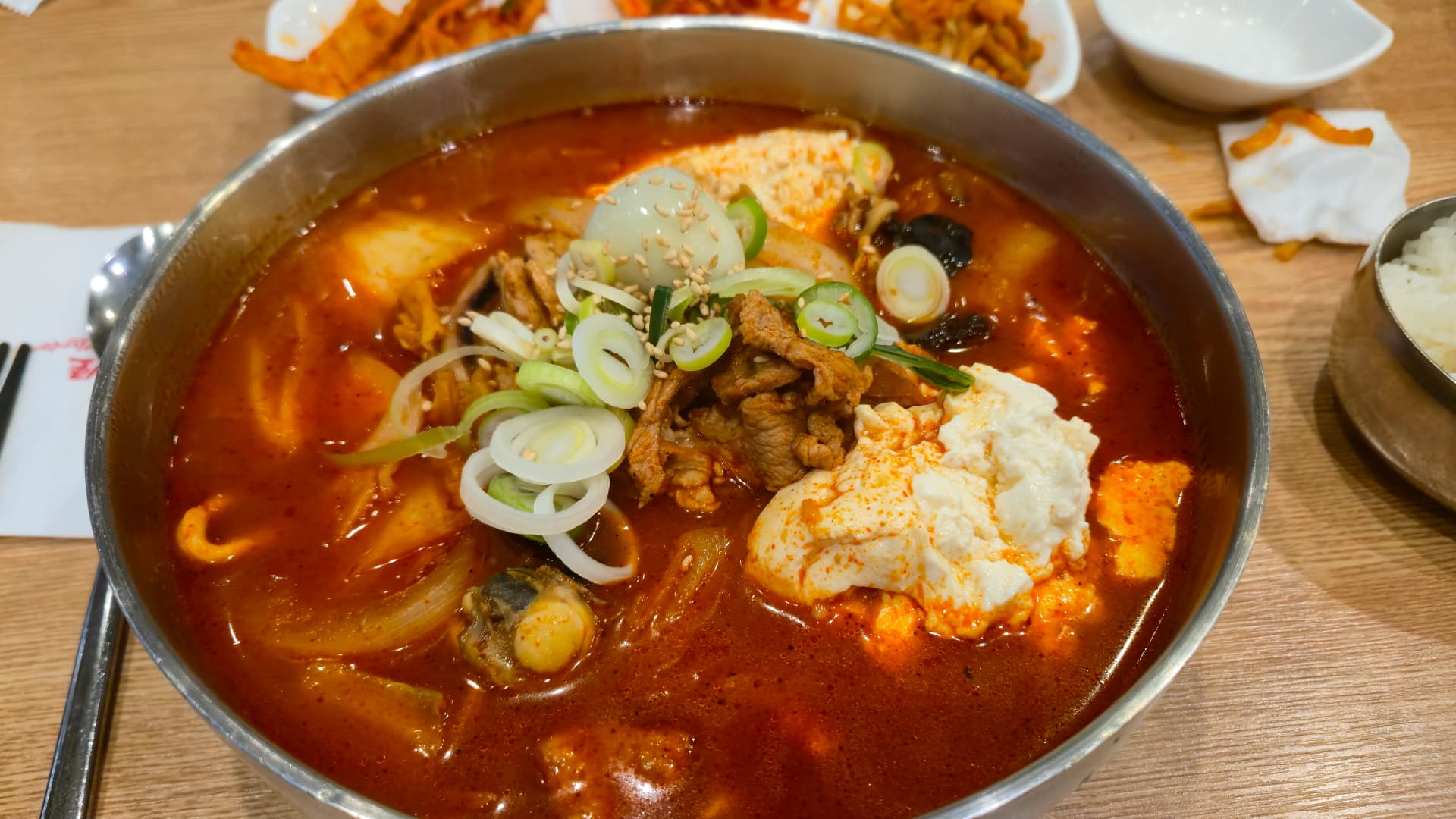 짬뽕지존 지옥순두부짬뽕 3단계 전체 모습, 스테인리스 양푼에 빨간 국물과 순두부 대파 고기가 보이고 옆에 공깃밥이 놓여 있다