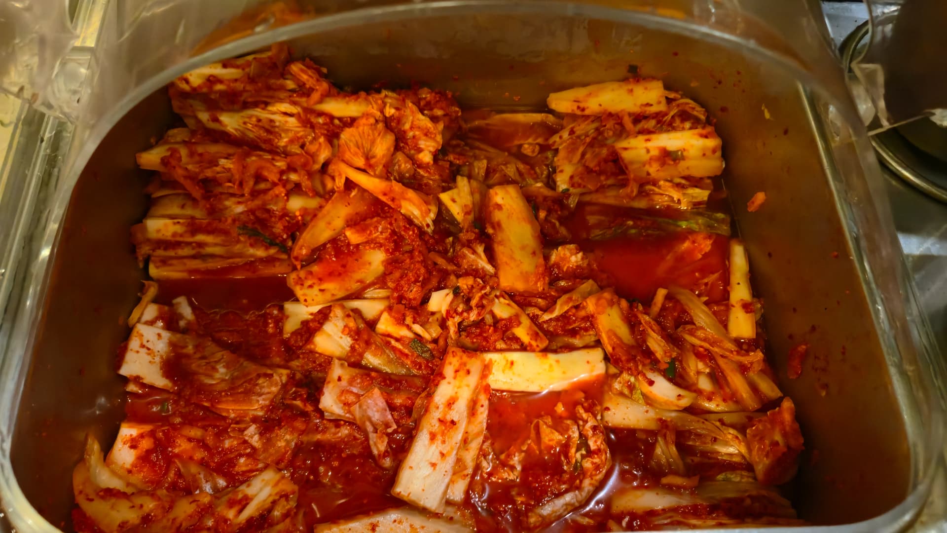 짬뽕지존 셀프바 김치, 약간 익은 배추김치가 접시에 담겨 있다