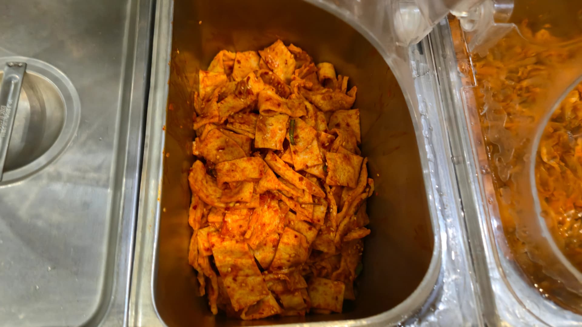 짬뽕지존 어묵무침, 고춧가루 양념에 버무린 어묵에 참깨가 뿌려져 있다