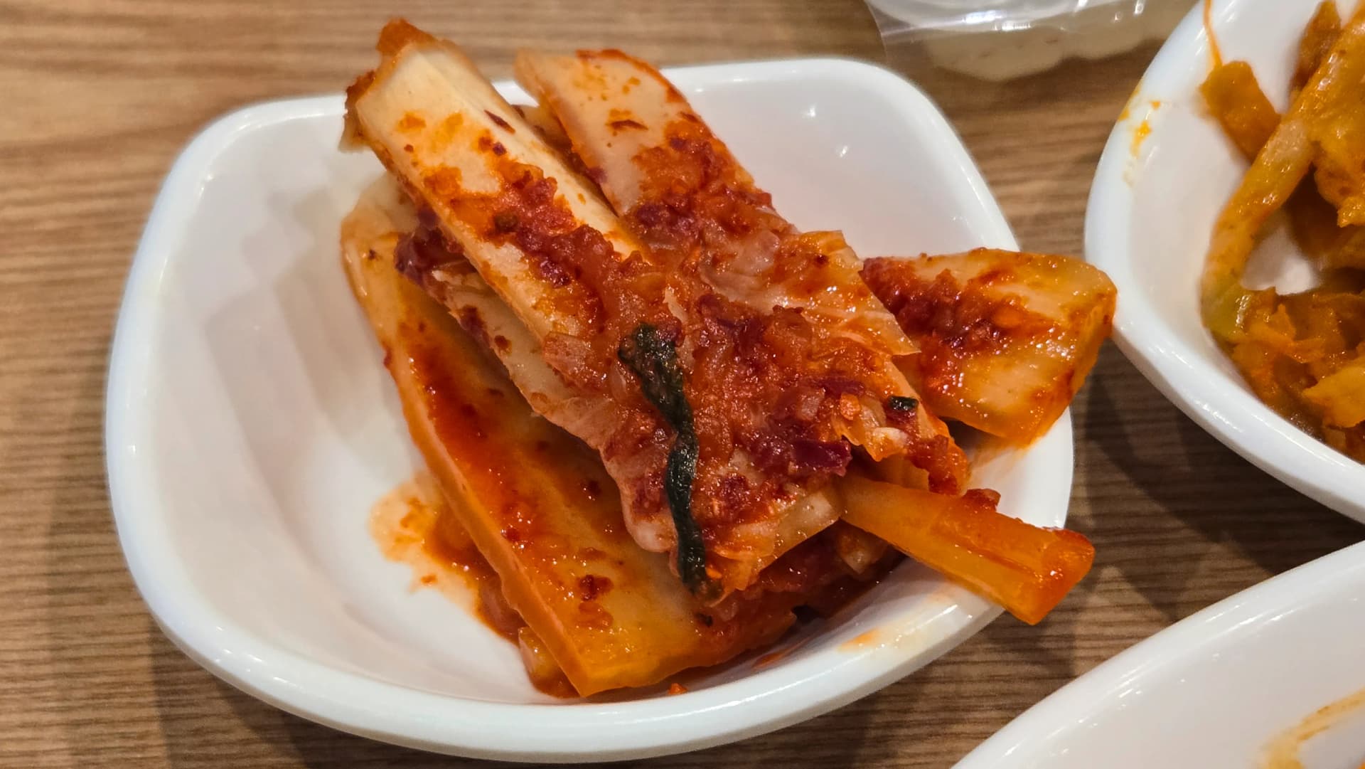 김치를 접시에 덜어온 모습, 먹기 좋은 크기로 잘려 있다