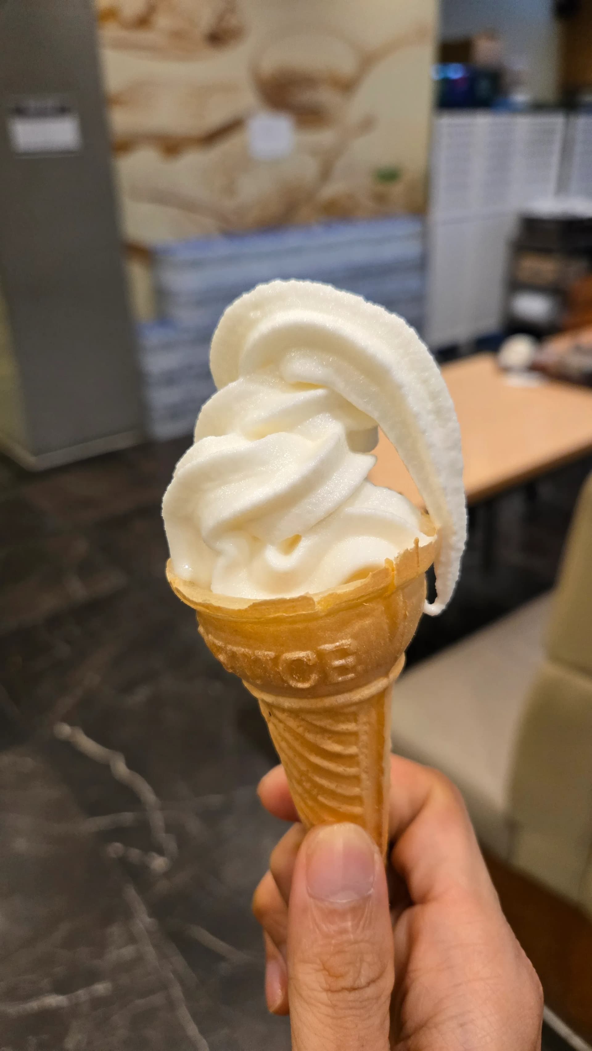 짬뽕지존에서 직접 뽑은 밀크맛 소프트콘 아이스크림을 손에 들고 있는 모습