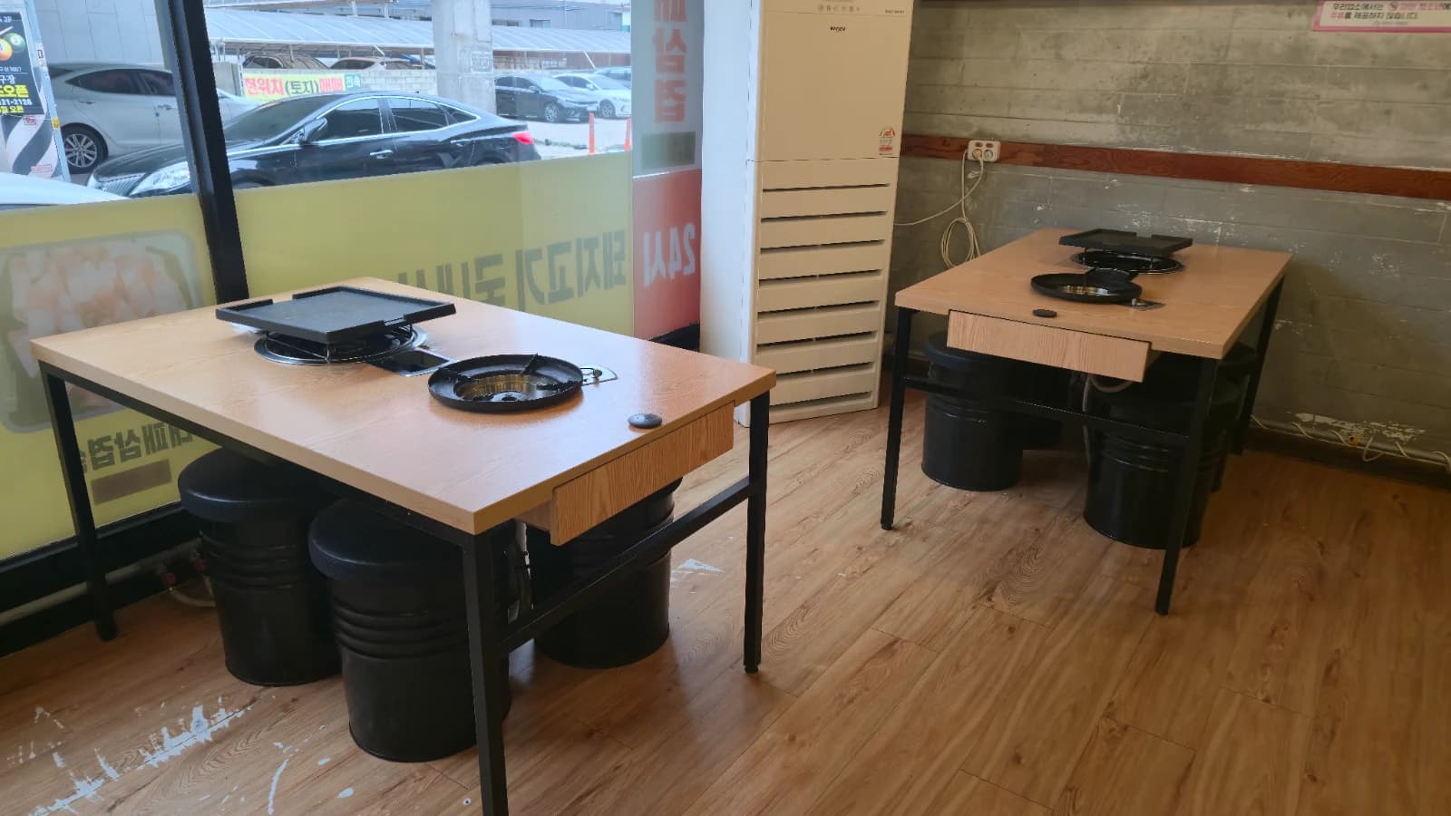 Banquetas tipo tambor y campana extractora sobre la mesa de carne