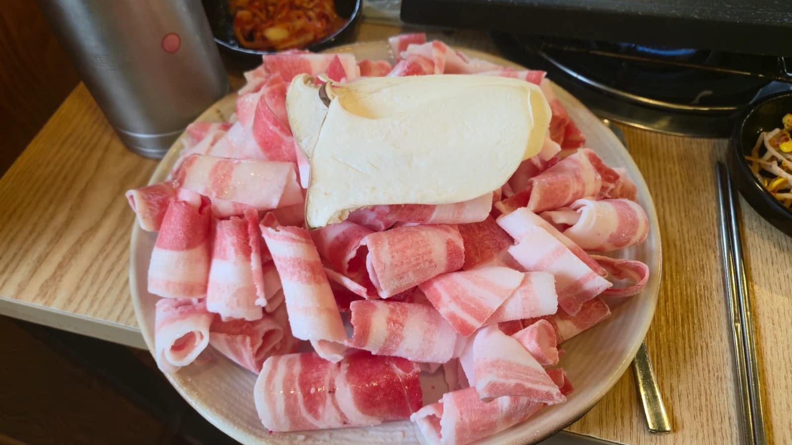 Plato con 6 porciones de daepae samgyeopsal, 600 gramos de panceta fina