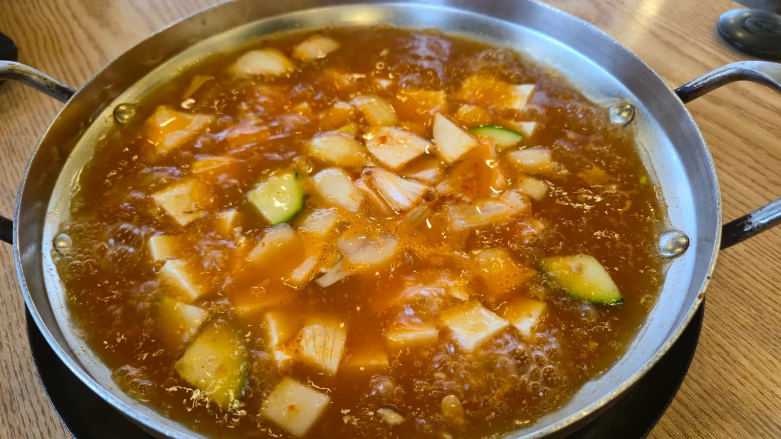 Sopa de doenjang hirviendo a borbotones sobre el fuego