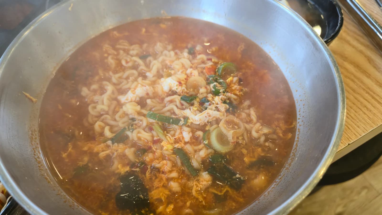 Ramen instantáneo hirviendo en olla sobre el fuego del restaurante de carne