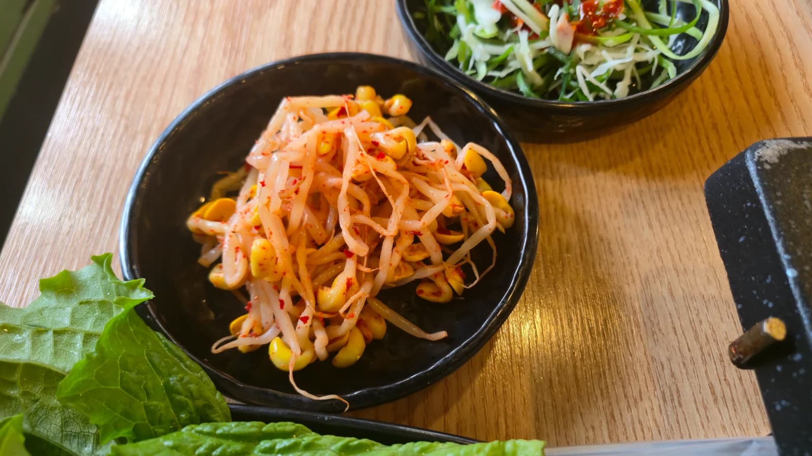 Brotes de soja aliñados con ají en polvo, banchan de acompañamiento