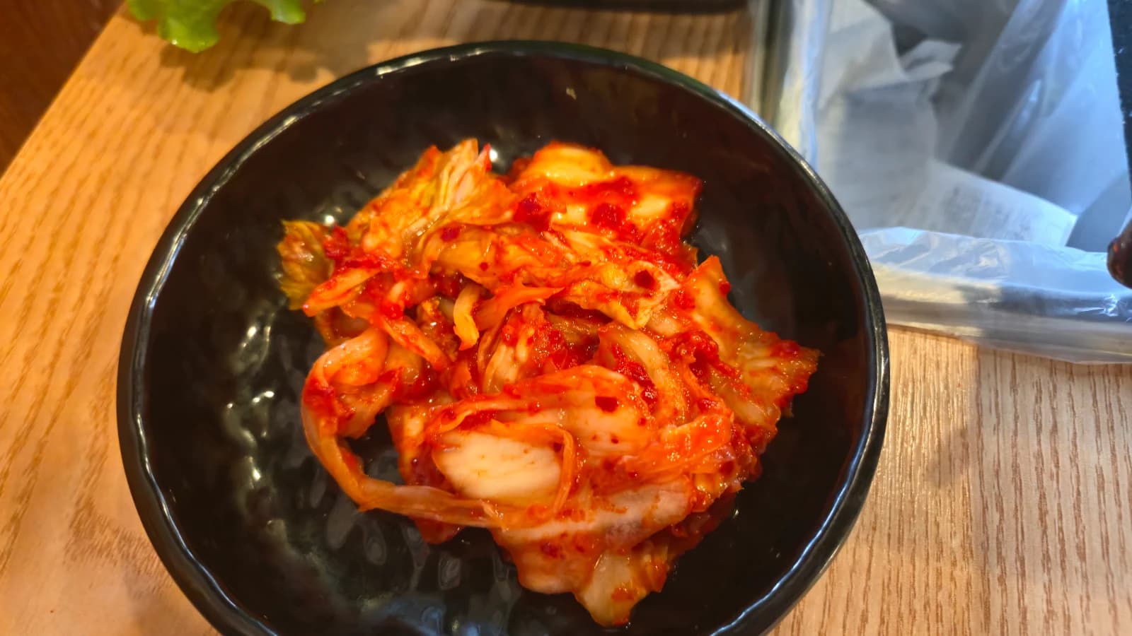 Kimchi bien fermentado servido como banchan básico en restaurante de carne