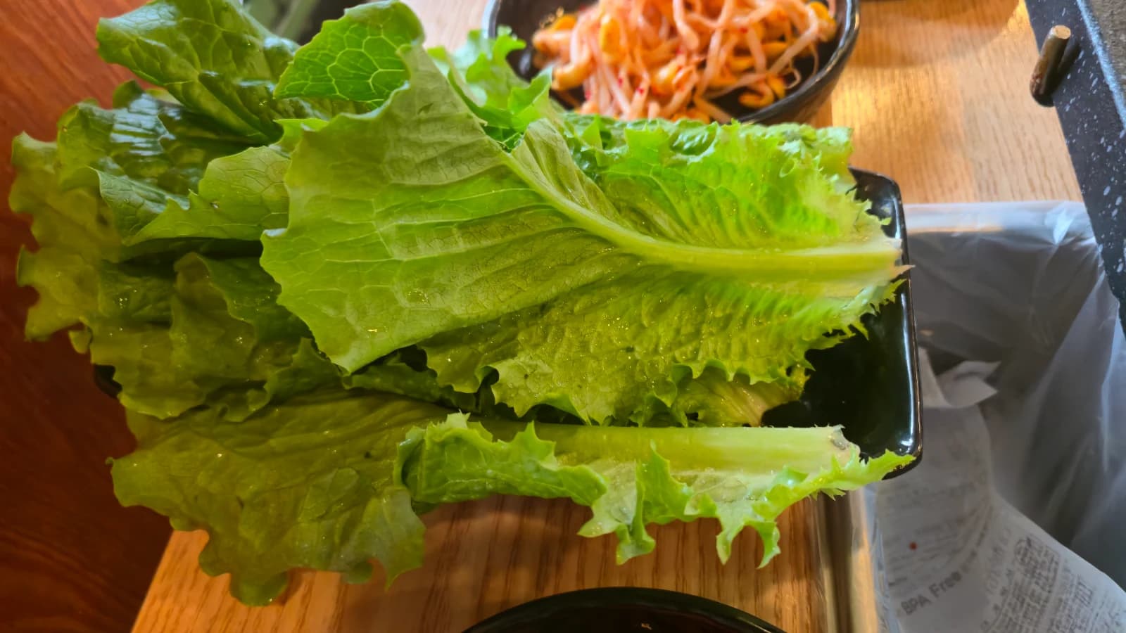 Hojas de lechuga fresca servidas del mesón de banchan self-service