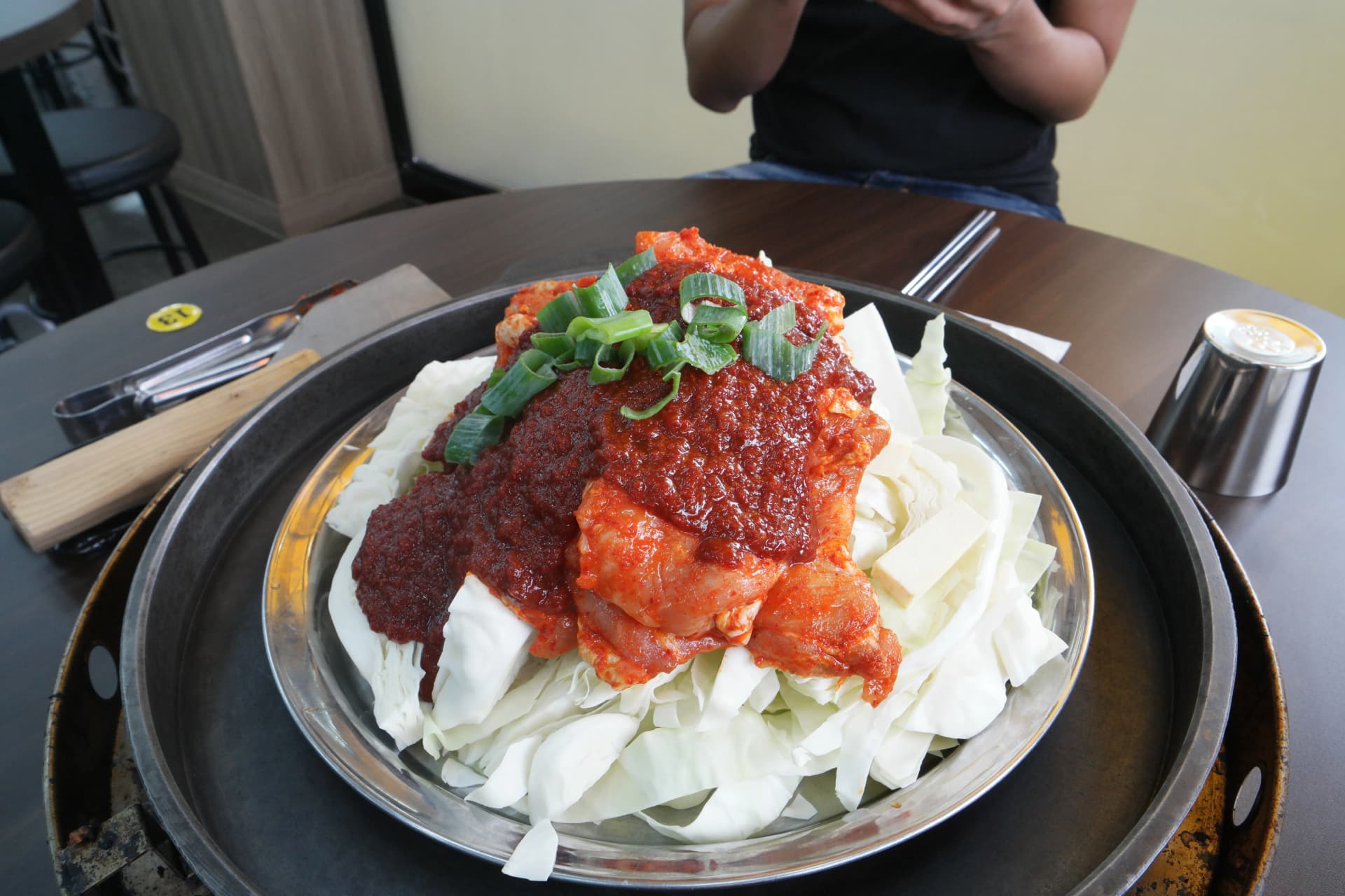 Mwonekano wa kwanza wa dakgalbi kabla ya kuwasha moto: kabichi chini na kuku wenye mchanganyiko wa gochujang juu ya sahani ya chuma | 하이제이에스비