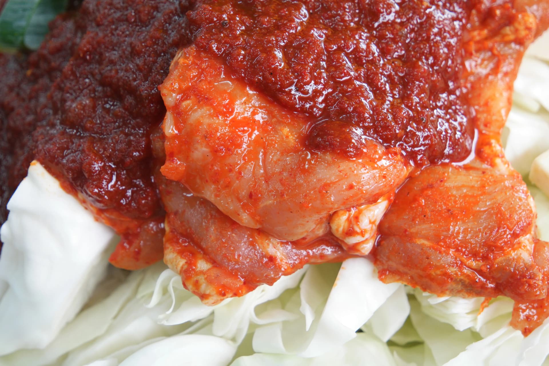 Dakgalbi kwa karibu: mchanganyiko wa gochujang umepakwa kwa unene juu ya kuku | 하이제이에스비