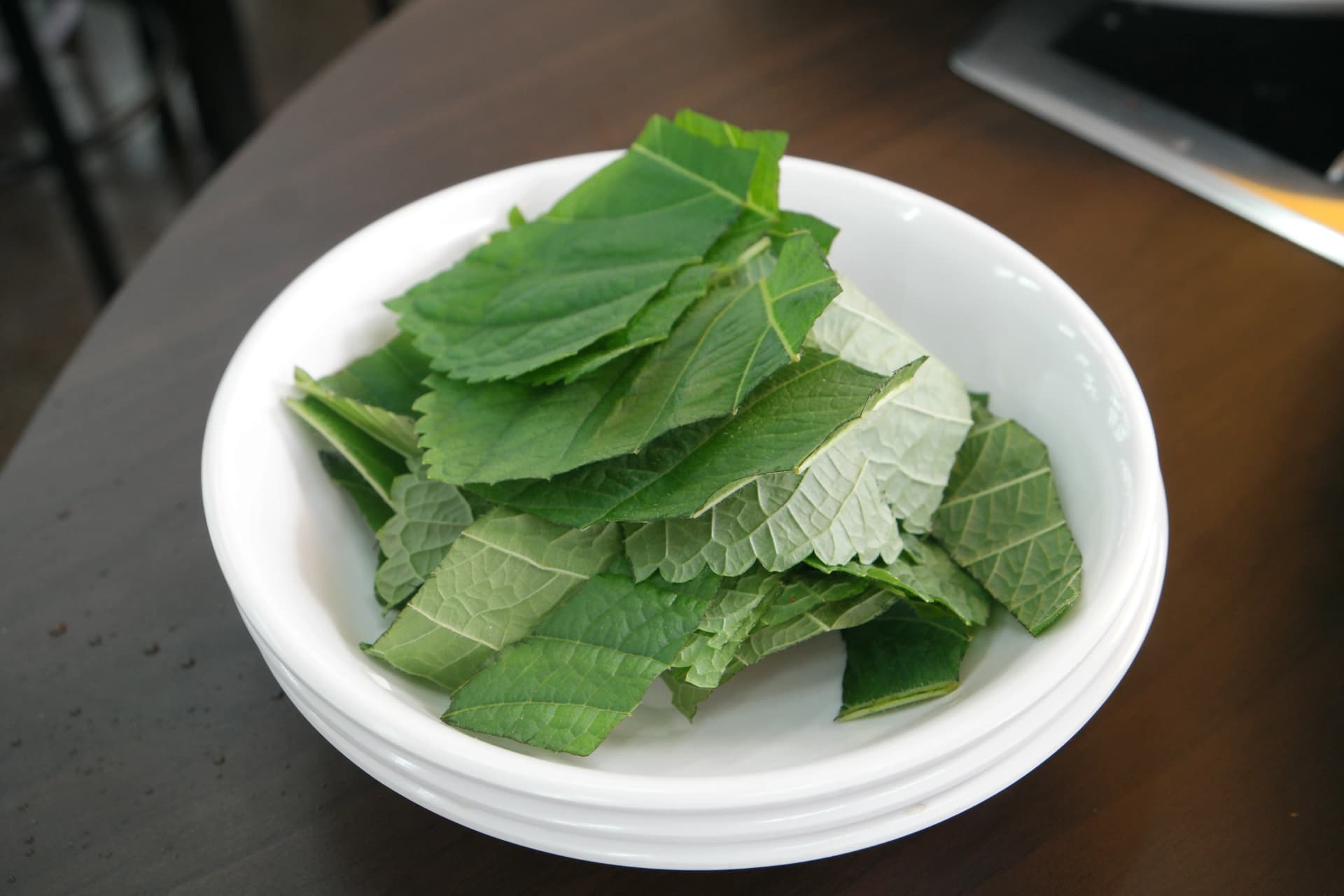 Sahani ya kkaennip (jani la perilla) kwa kuambatanisha na dakgalbi, kiungo chenye harufu ya kipekee Korea | 하이제이에스비