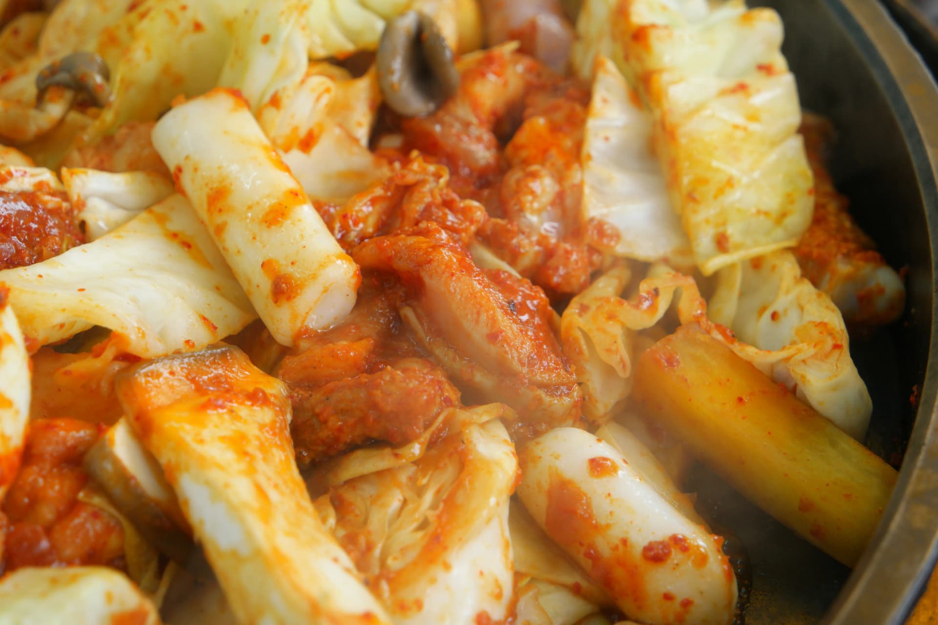 Hatua ya kati ya dakgalbi: mchanganyiko wa viungo umeanza kuingia kwenye tteok na kuku, na kila kitu kinang'aa | 하이제이에스비