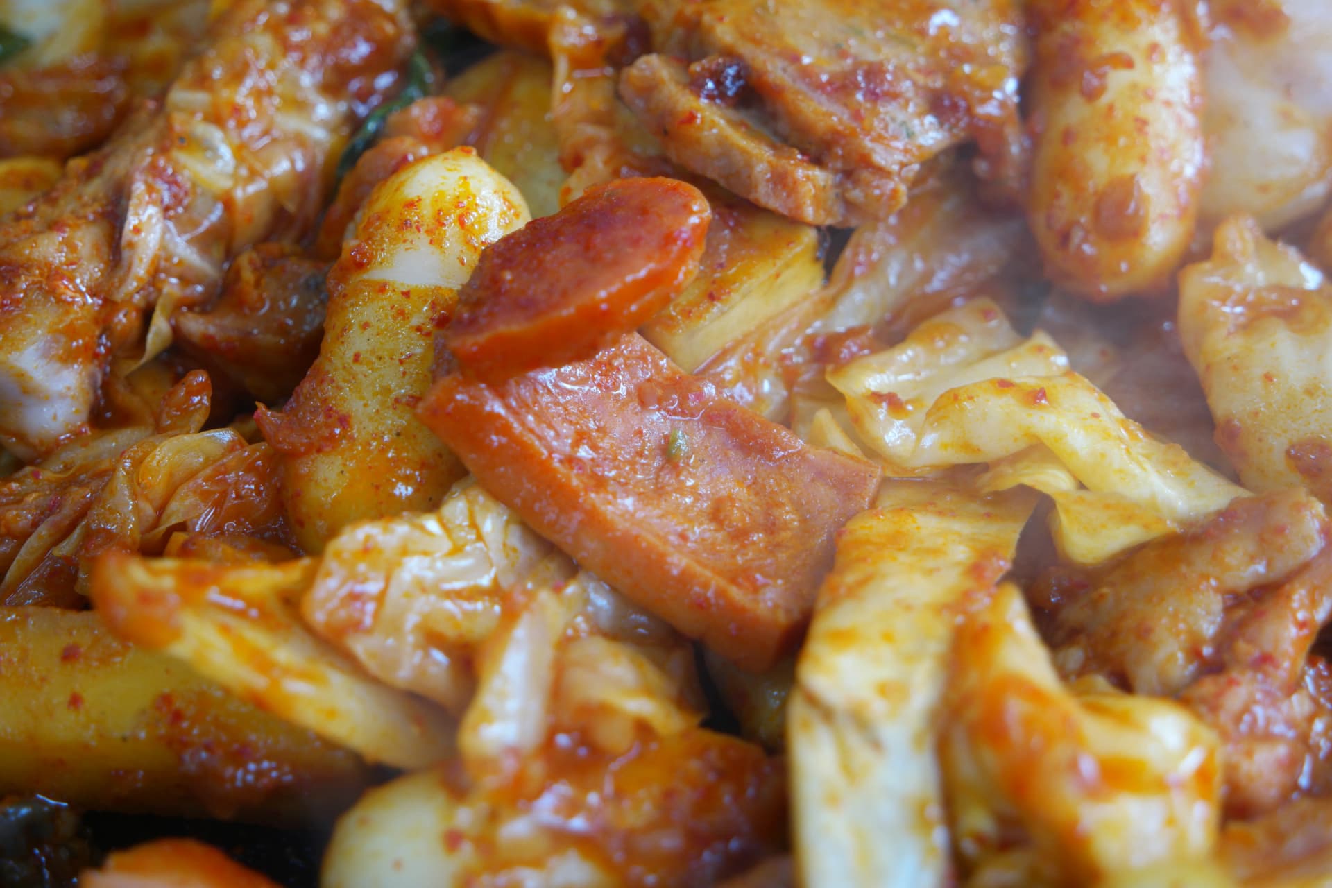 Dakgalbi akiwa tayari: mchanganyiko wa gochujang umeingia kabisa, tteok na spam vinang'aa | 하이제이에스비