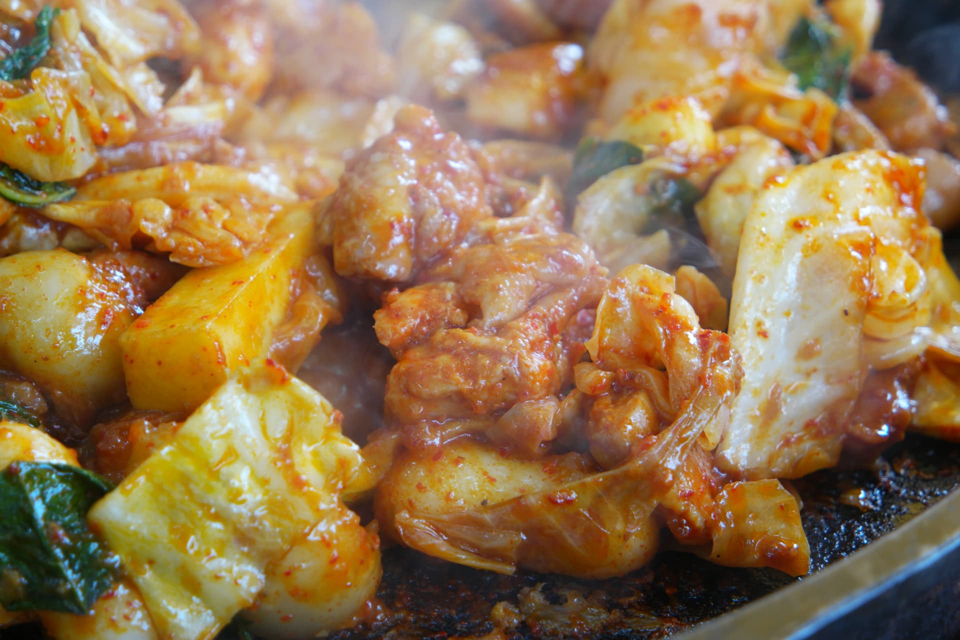 Dakgalbi wa mwisho: kuku amepikwa kabisa na kuwa rangi ya machungwa-kahawia, mvuke unapanda | 하이제이에스비