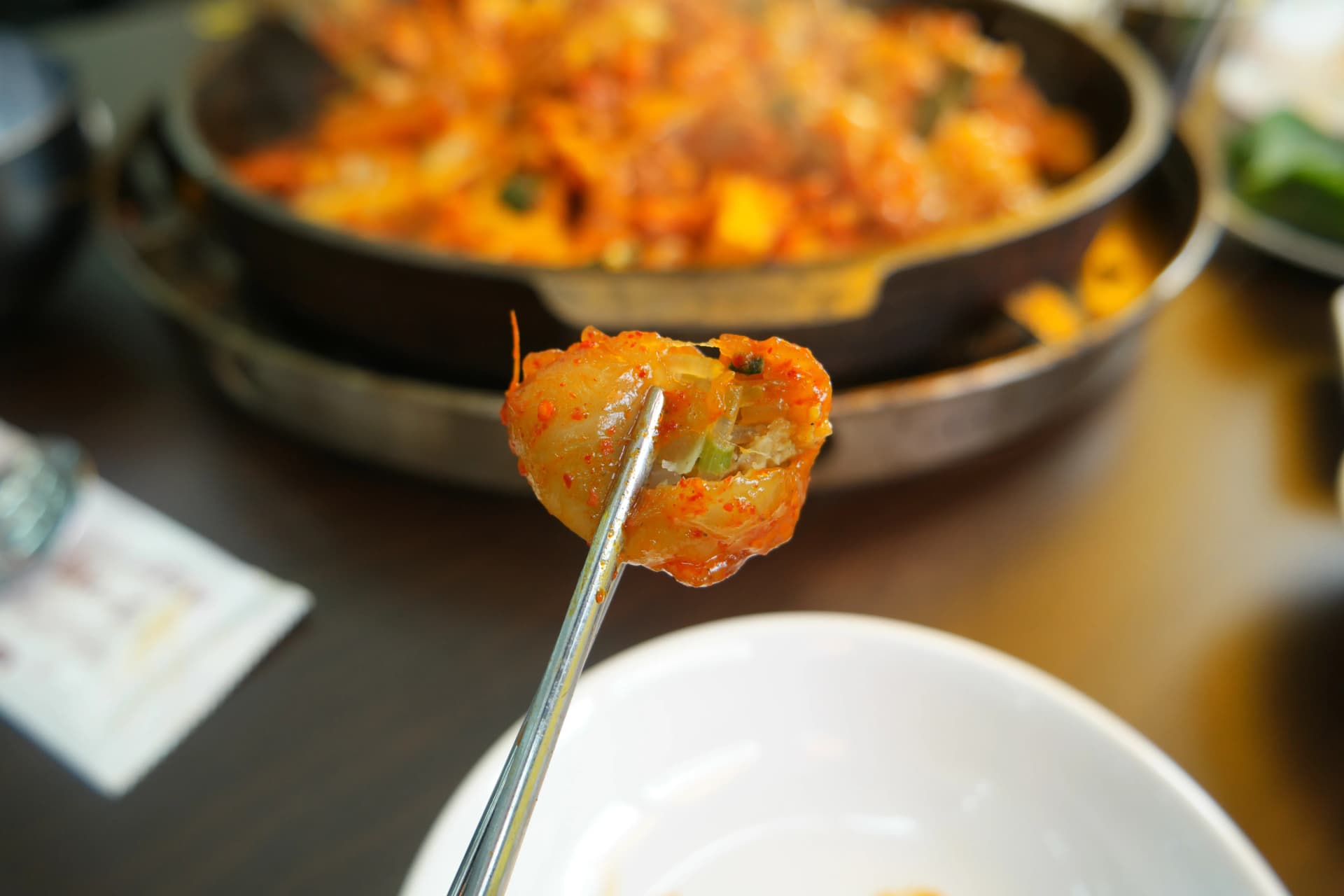 Spam wa dakgalbi ukichukuliwa kwa vijiti: mchanganyiko wa viungo umeshikamana juu yake na kuungua kidogo | 하이제이에스비