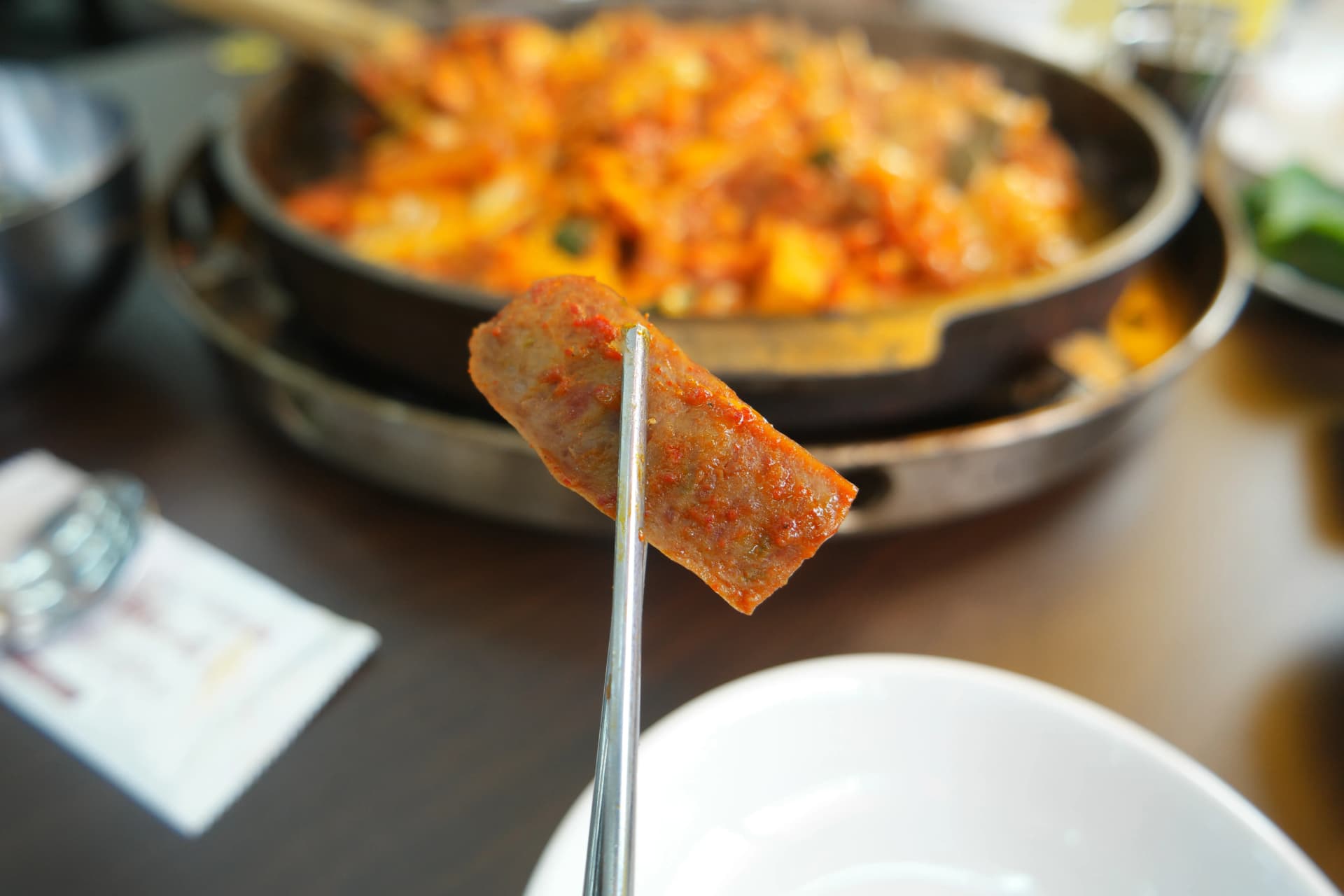 Kabichi wa dakgalbi kwa karibu: amenyonywa mchuzi na kuwa kama wa uwazi, laini baada ya kukaangwa | 하이제이에스비