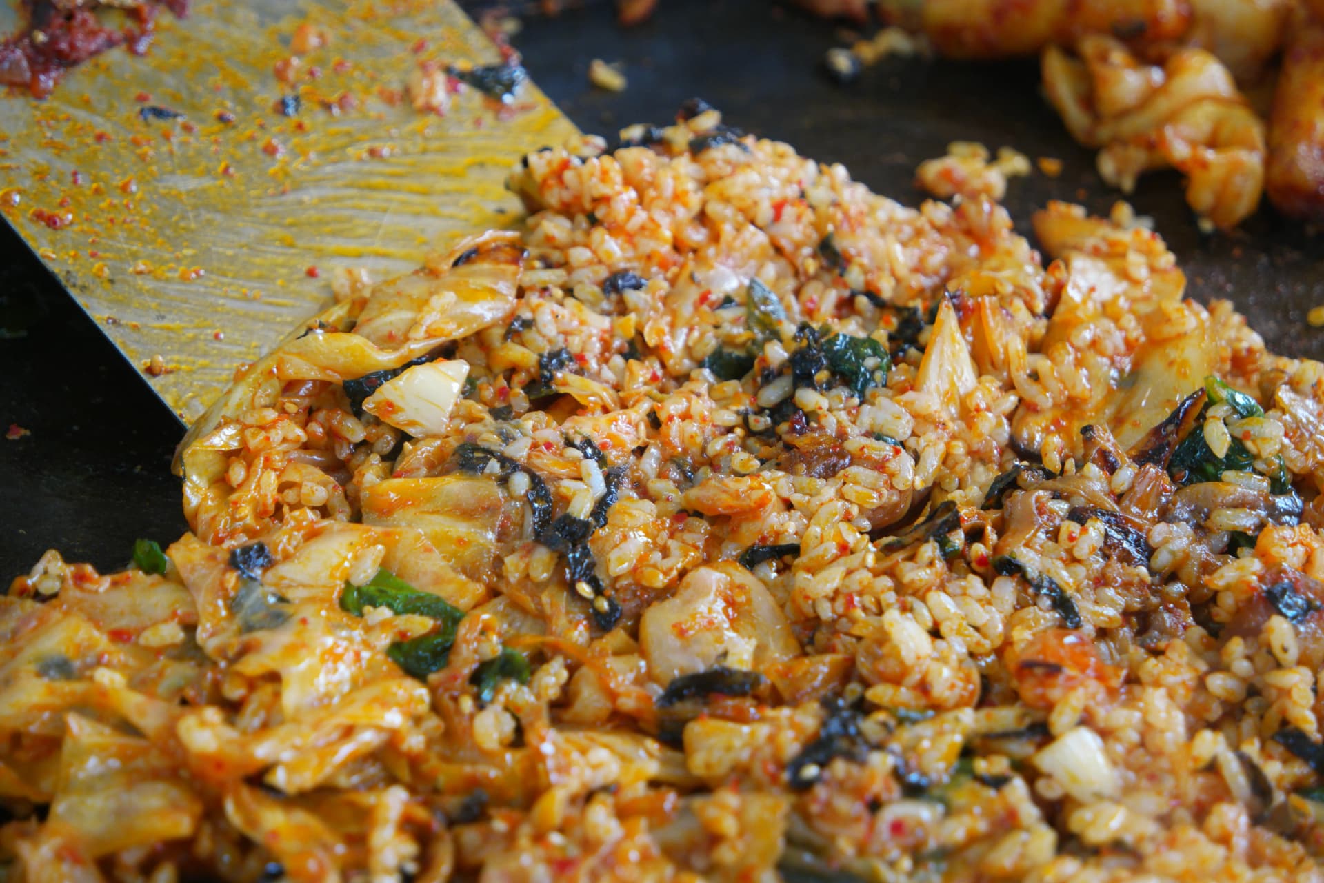 Wali wa kukaanga wa dakgalbi juu ya sahani ya chuma: kila punje imefunikwa na mchanganyiko wa gochujang | 하이제이에스비