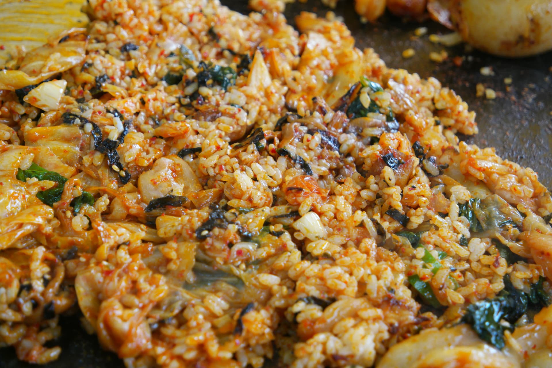 Wali wa kukaanga wa dakgalbi kwa karibu: mwani, kkaennip na ufuta vimechanganyika kati ya punje za wali | 하이제이에스비