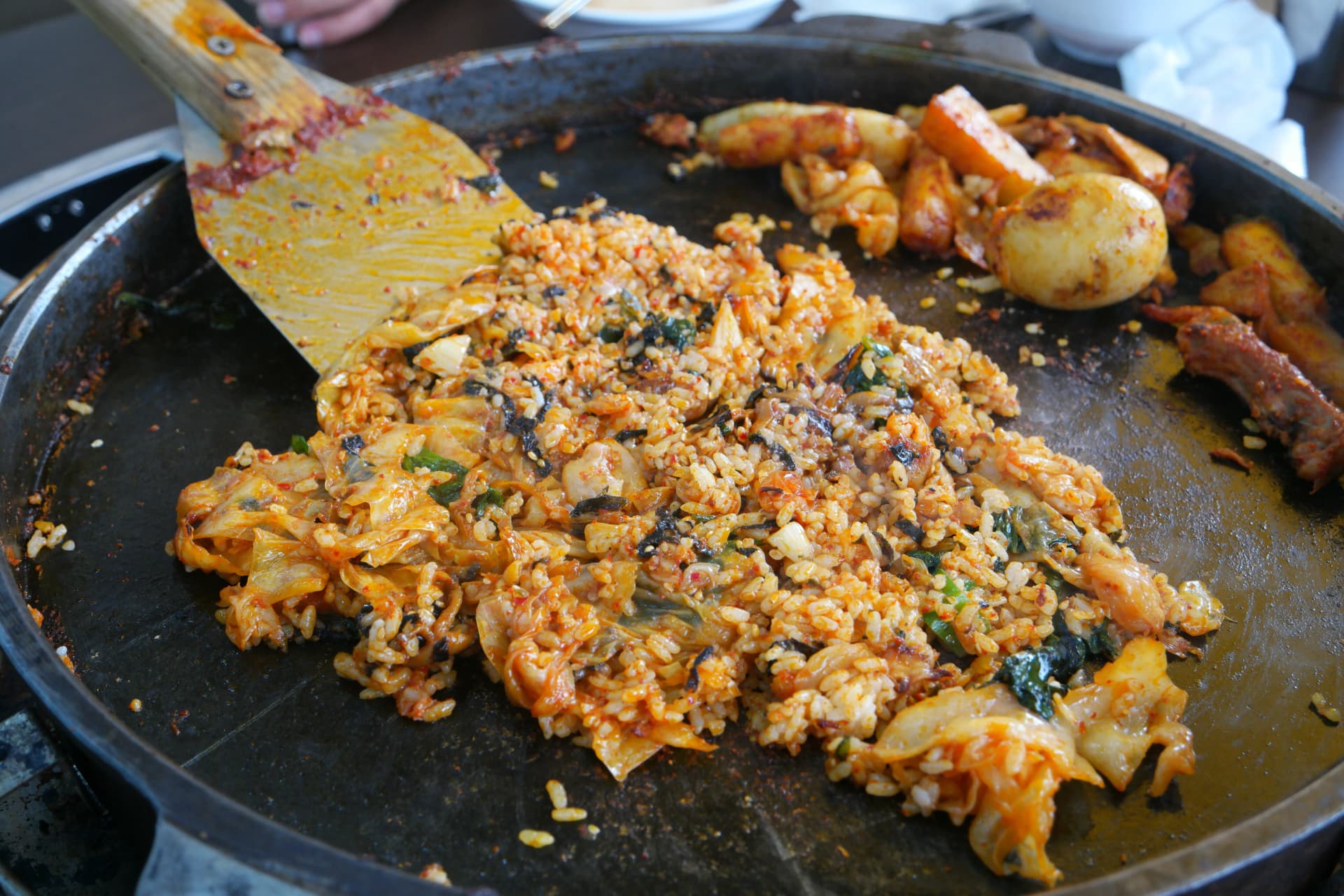 Picha ya jumla ya wali wa kukaanga wa dakgalbi: umeenea juu ya sahani ya chuma na kuungua kwa kupendeza | 하이제이에스비