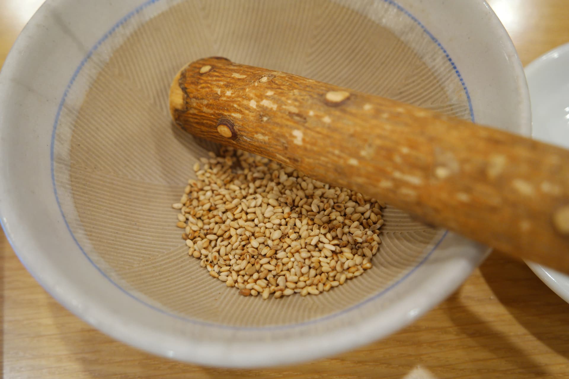 మూడు సెల్ఫ్ సైడ్ డిష్‌లను ఒకే ప్లేట్‌లో తీసుకున్న దృశ్యం | 하이제이에스비