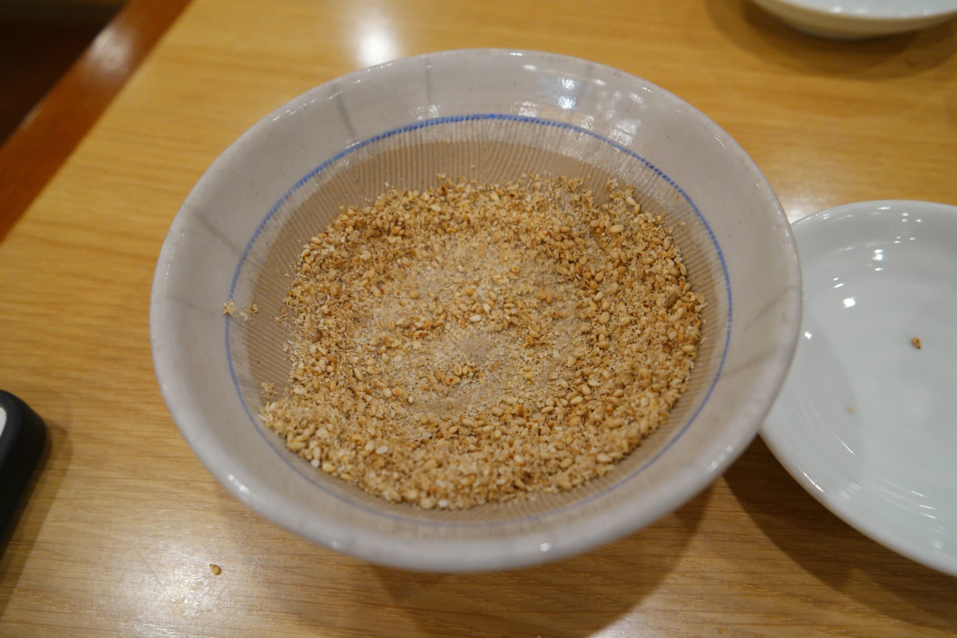 టేబుల్‌పై మోర్టార్‌లో ఉన్న మొత్తం నువ్వులు | 하이제이에스비