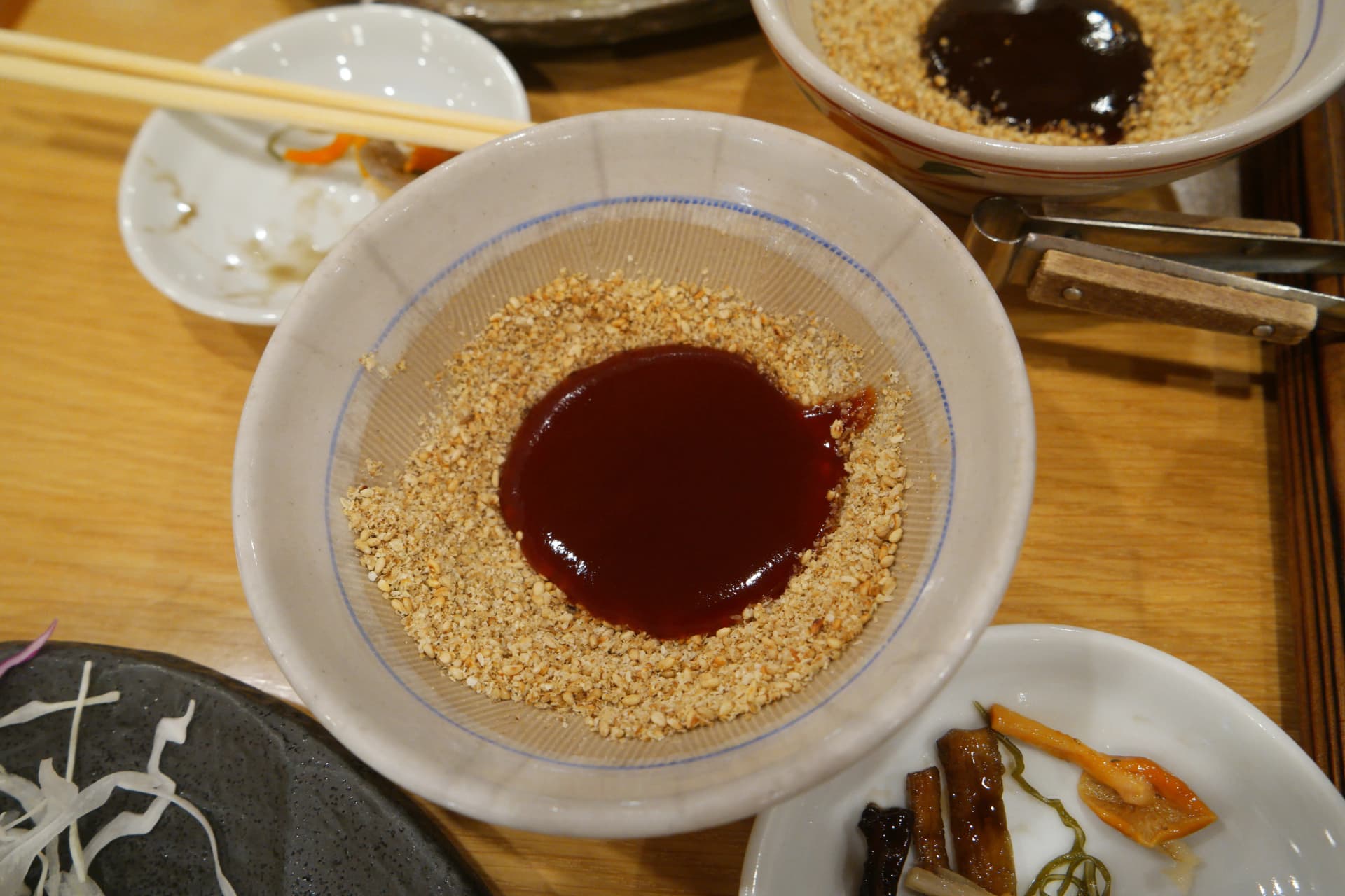 బంగారు రంగు కరకరలాడే టోంకాట్సు కోటింగ్ క్లోజ్‌అప్ | 하이제이에스비